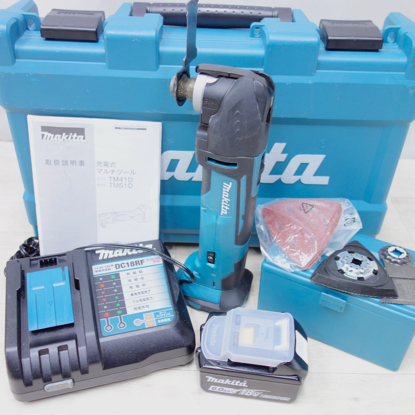 [送料無料] キレイ◆マキタ 充電式 マルチ ツール 18V TM51DRG 充電器 バッテリー ケース 付き 切断 剥離 研削 電動 工具◆