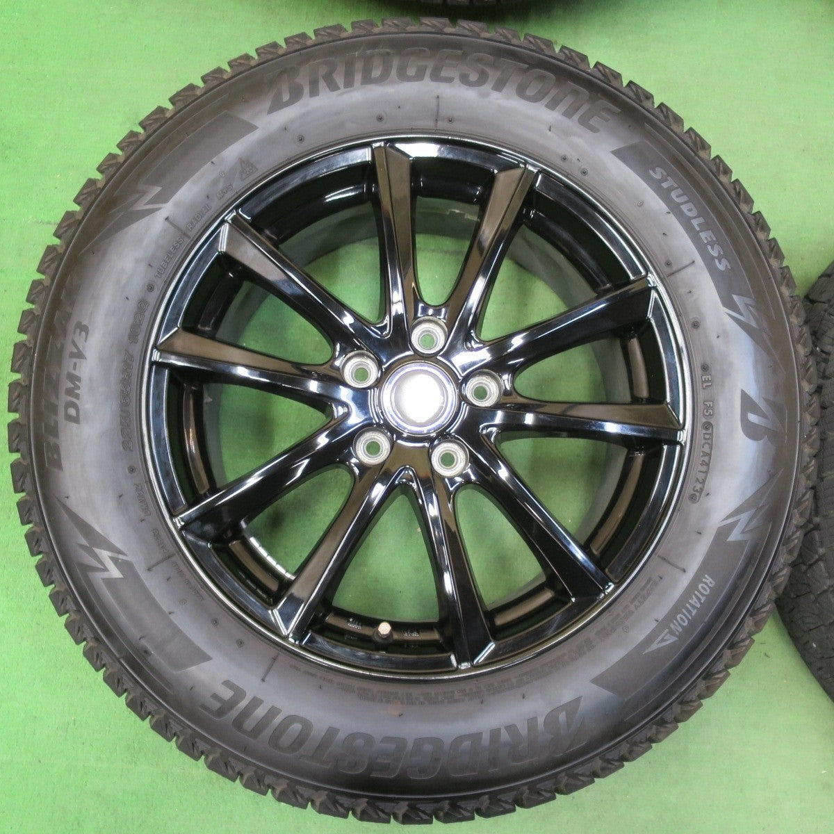 バリ溝！23年！キレイ！9.5分★スタッドレス 225/65R17 ブリヂストン ブリザック DM-V3 PREO プレオ 17インチ PCD114.3/5H★5032102イス