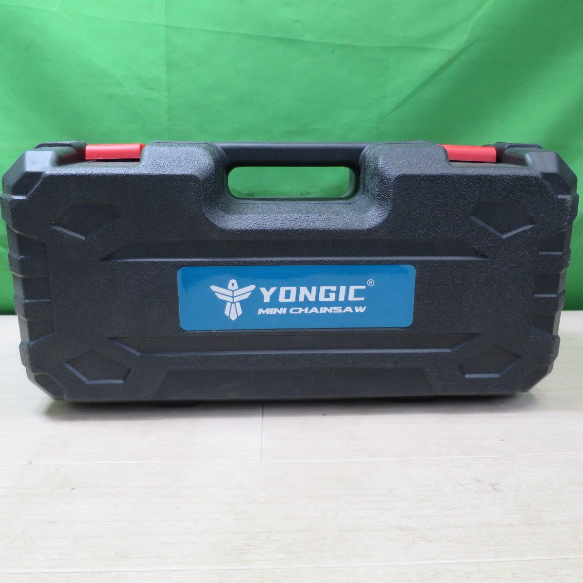[送料無料] バッテリー2個付！キレイ☆YONGIC 電動 チェンソー 21V 型式 不明 充電式 チェーンソー 切断 機 工具 現状品☆