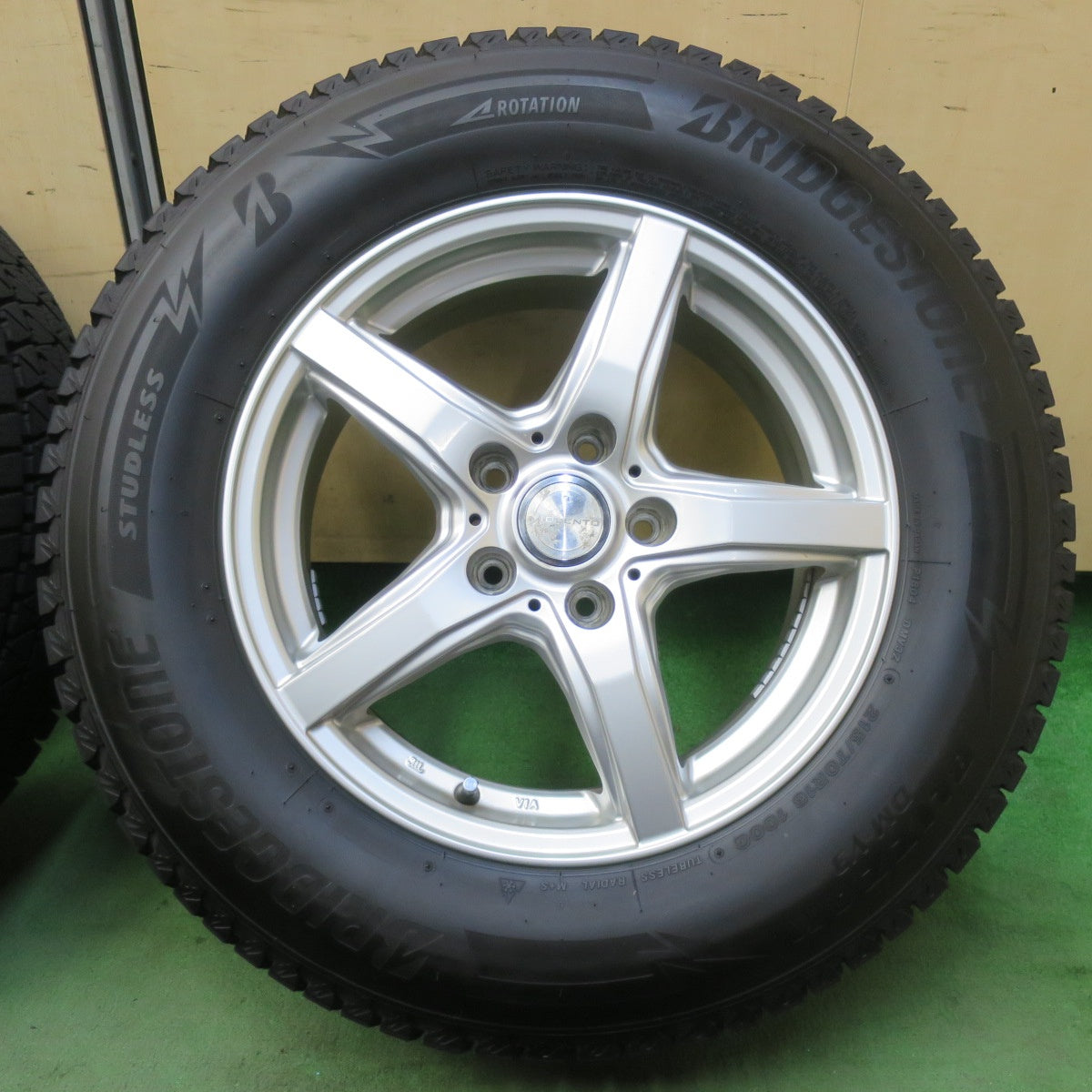 バリ溝！24年！キレイ！ほぼ10分★スタッドレス 215/70R16 ブリヂストン ブリザック DM-V3 VIOLENTO ヴィオレント 16インチ PCD114.3/5H★5112407イス