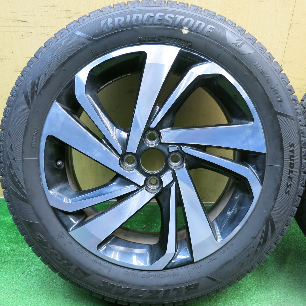 バリ溝！9.5分★トヨタ ライズ ダイハツ ロッキー 純正 195/60R17 スタッドレス ブリヂストン ブリザック VRX3 17インチ PCD100/4H★6042306HAス