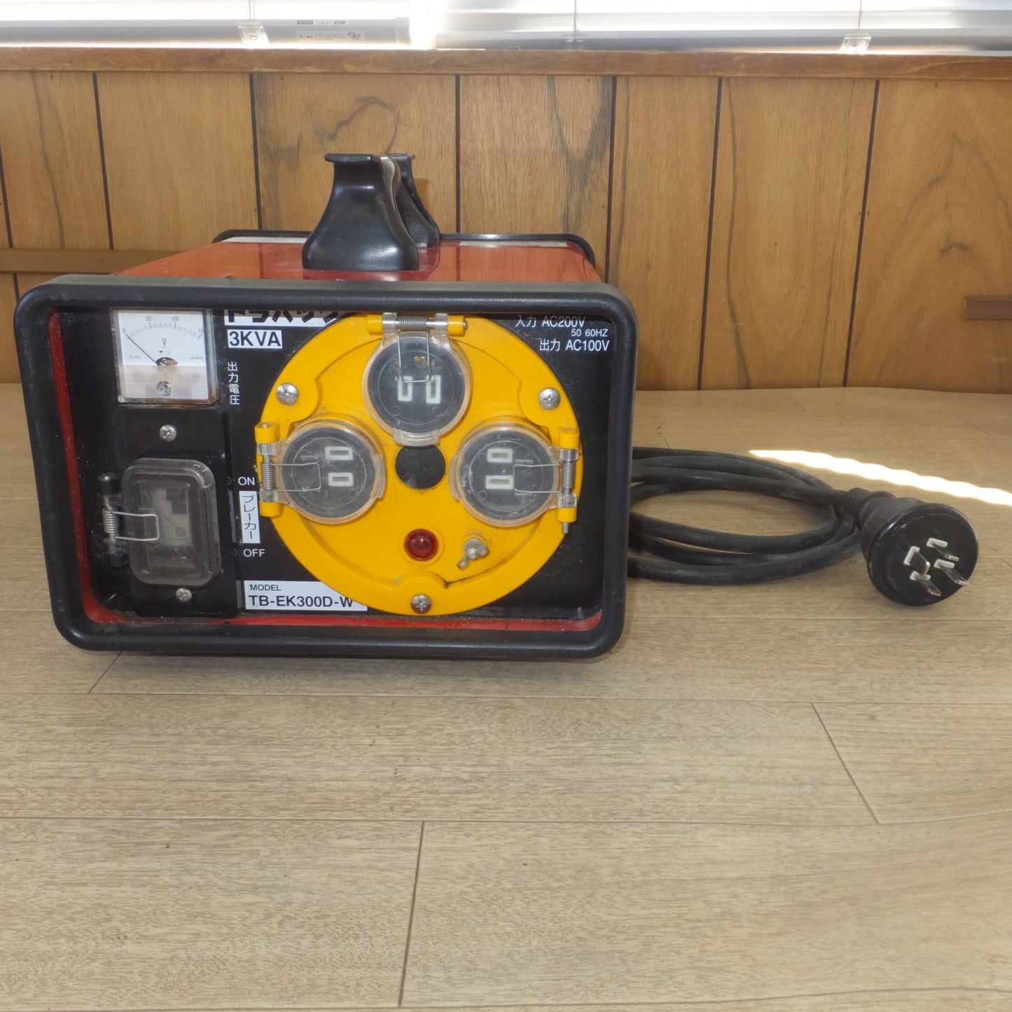 [送料無料] ★日動工業 NICHIDO 降圧専用トランス トラパック TB-EK300D-W 簡易防雨型　入力 AC200V　出力 AC100V★