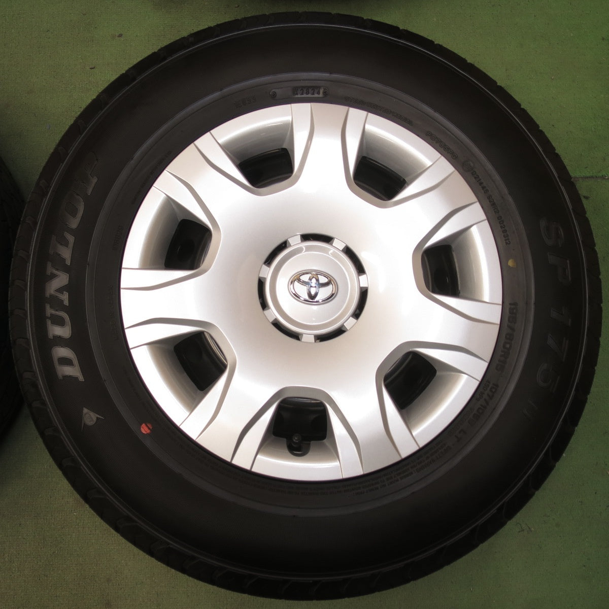 新車外し！24年◎トヨタ 200系 ハイエース 純正 スチール 195/80R15 107/105S ダンロップ SP175N 15インチ PCD139.7/6H◎6100609イノ