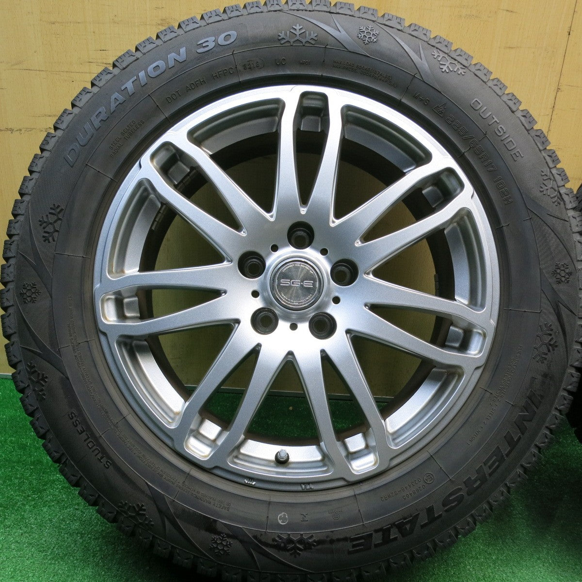 バリ溝！キレイ！8.5分★スタッドレス 225/65R17 インターステート DURATION 30 SG-E 社外 アルミ 17インチ PCD114.3/5H★5122112HAス
