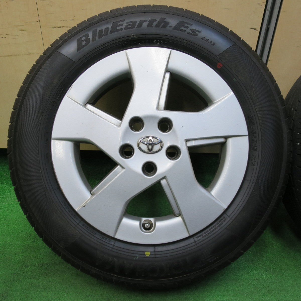 *送料無料* バリ溝！22年！ほぼ10分★トヨタ 30系 プリウス 純正 195/65R15 ヨコハマ BluEarth-ES ES32 グッドイヤー GT-Eco Stage PCD100/5H★4062105イノ