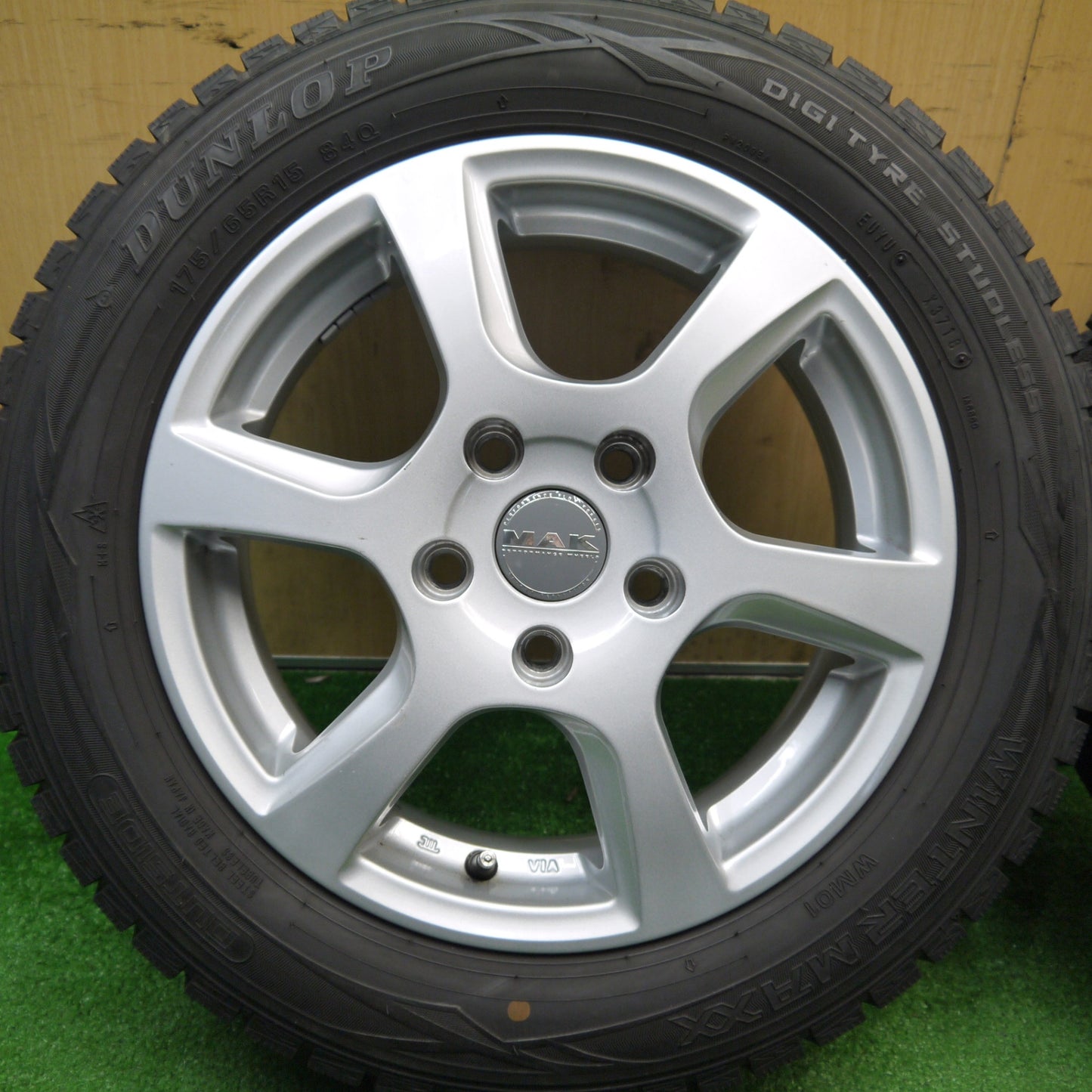 バリ溝！キレイ！9.5分以上★BMW MINI 等 MAK VINCI 175/65R15 スタッドレス ダンロップ ウインターマックス WM01 15インチ ヴィンチー PCD112/5H★5112609Hス