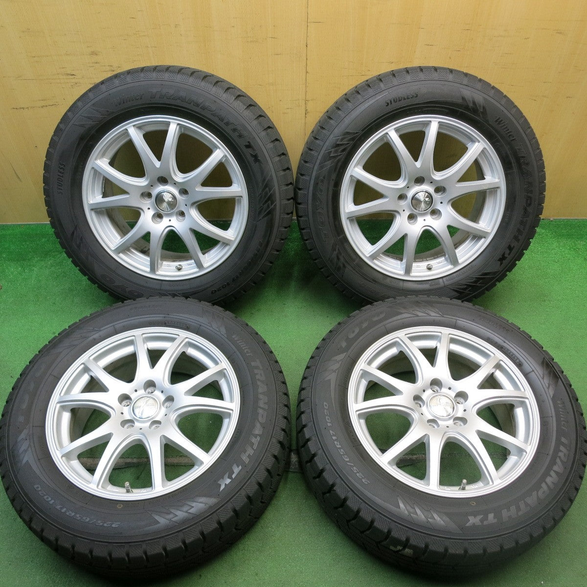 バリ溝！キレイ！ほぼ10分★スタッドレス 225/65R17 トーヨー ウインター トランパス TX Fang ファング 17インチ PCD114.3/5H★5072603HAス