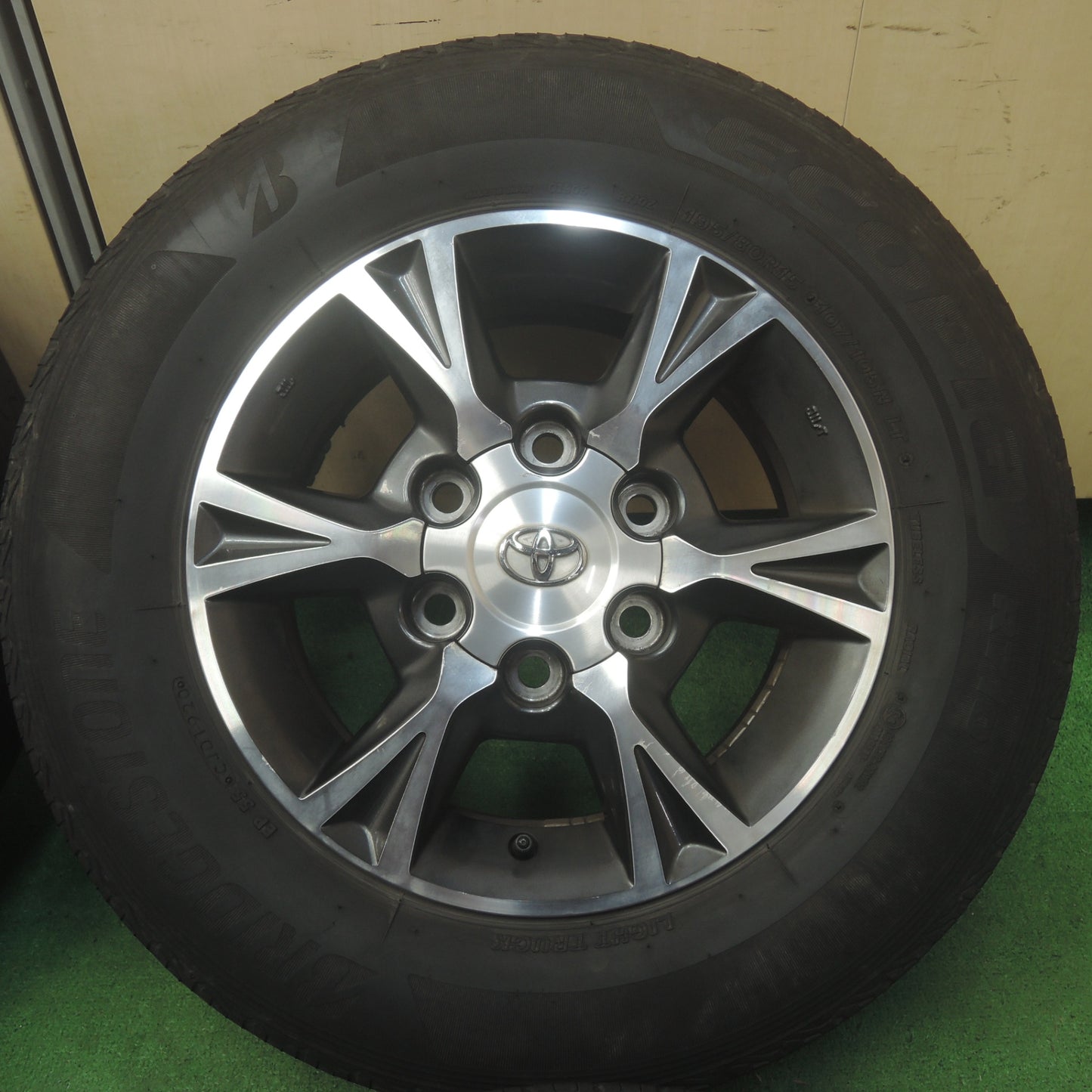 *送料無料* 4本価格！20年★トヨタ 200系 ハイエース 純正 OP 195/80R15 107/105N ブリヂストン エコピア R710 PCD139.7/6H★4071003SYノ