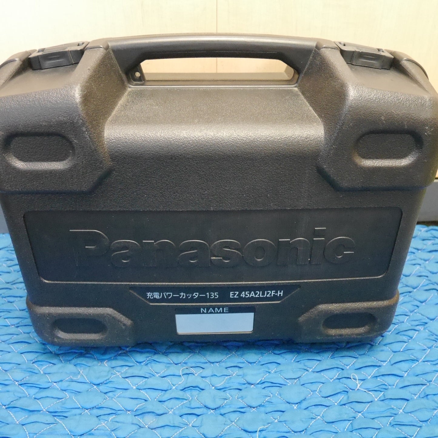 [送料無料] バッテリー2個！キレイ☆Panasonic 充電 パワー カッター 135 EZ45A2 電動 工具 切断機 パナソニック 充電器 EZ0L81☆