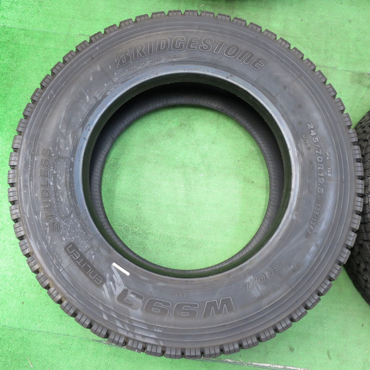 *送料無料*バリ溝！23年！9.5分★トラック タイヤ 245/70R19.5 136/134J スタッドレス ブリヂストン W999 19.5インチ★4080206イスタ