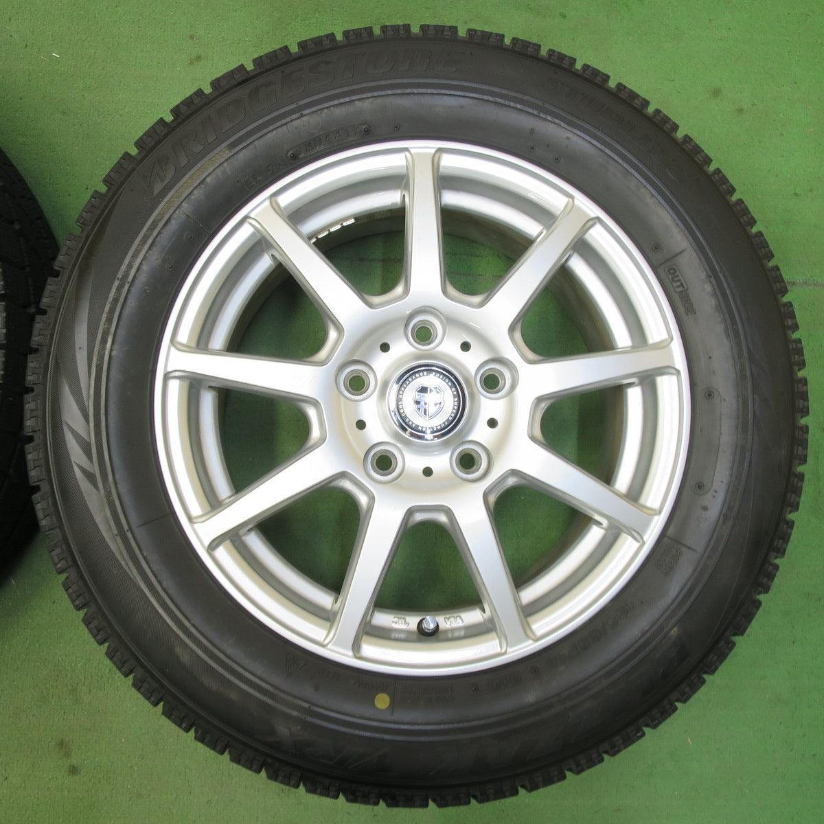 バリ溝！キレイ！ほぼ10分★スタッドレス 195/65R15 ブリヂストン ブリザック VRX VOLGA ヴォルガ 15インチ PCD114.3/5H★5062902イス