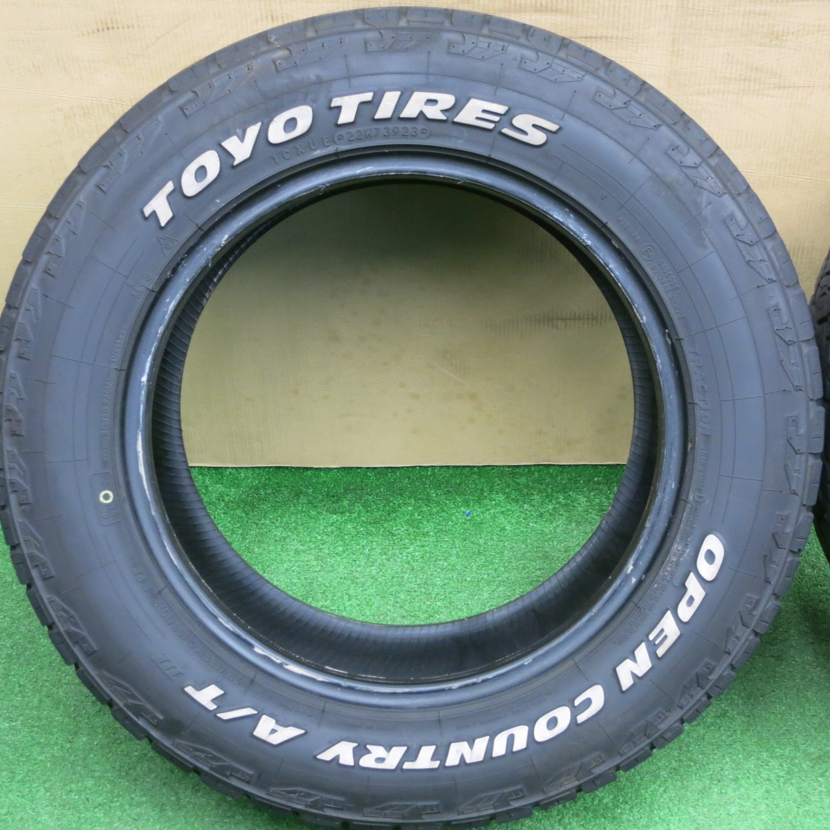 バリ溝！23年！9.5分★215/65R16 109/107R 8PR トーヨー オープンカントリー A/T Ⅲ ホワイトレター タイヤ 16インチ ハイエース キャラバン 等★6020101NKノタ