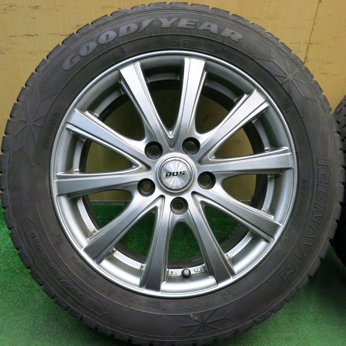 バリ溝！キレイ！8.5分★スタッドレス 205/60R16 グッドイヤー アイスナビ6 D.O.S. DOS 16インチ PCD114.3/5H★5061206AKス
