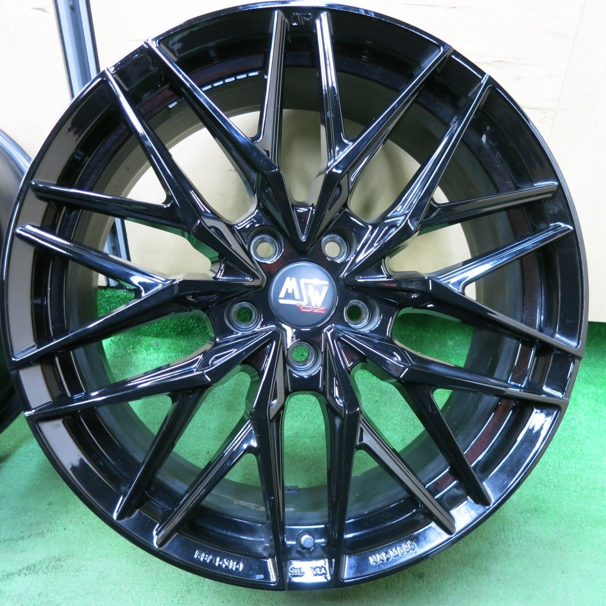 キレイ★O・Z MSW50 ホイール 19インチ 19×8J OZ PCD114.3/5H★5021004SYホ
