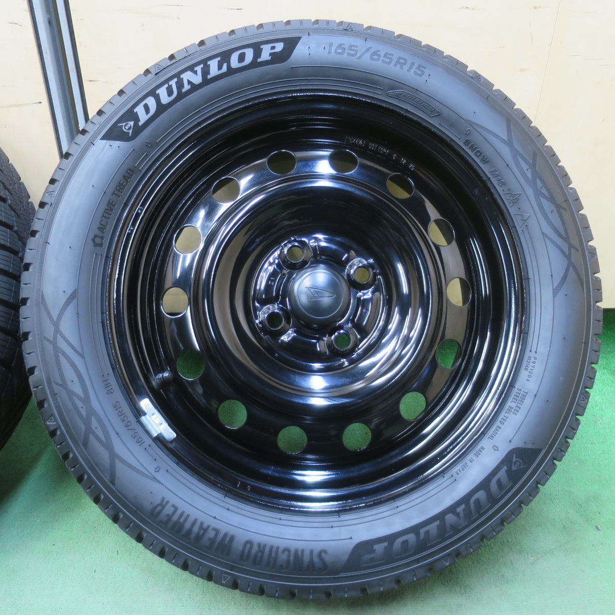 ほぼ未使用！25年！キレイ★ダイハツ タフト 純正 スチール 165/65R15 スタッドレス ダンロップ SYNCHRO WEATHER 15インチ PCD100/4H★6042903イス
