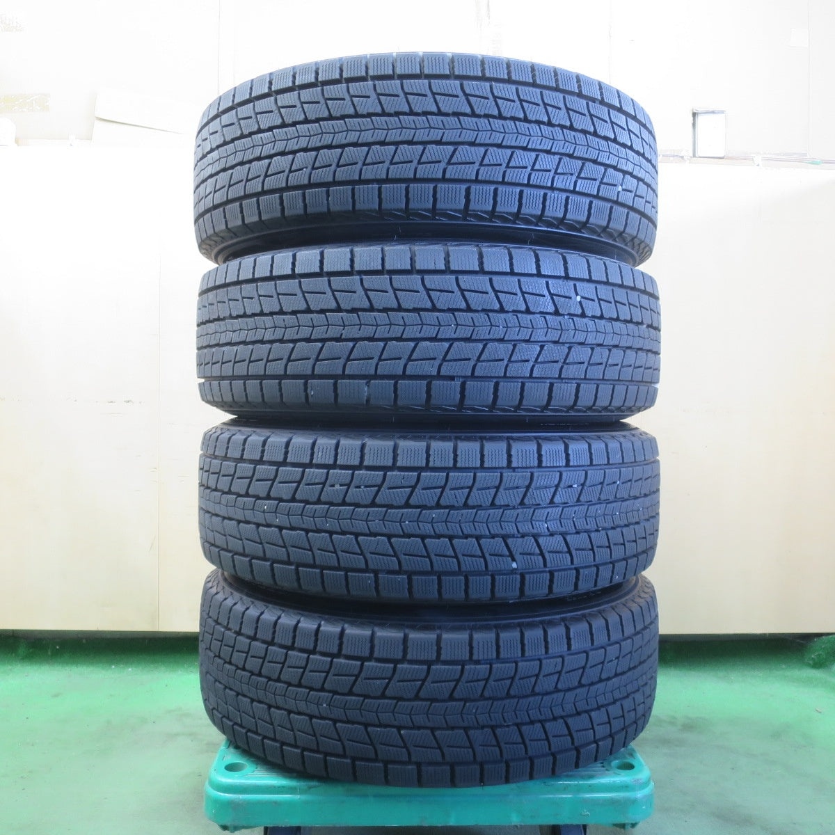 バリ溝！22年！キレイ！ほぼ10分★スタッドレス 225/60R18 ダンロップ ウインターマックス SJ8 SJ8+ Humanline HS-10M ヒューマンライン 18インチ PCD114.3/5H★6042508イス