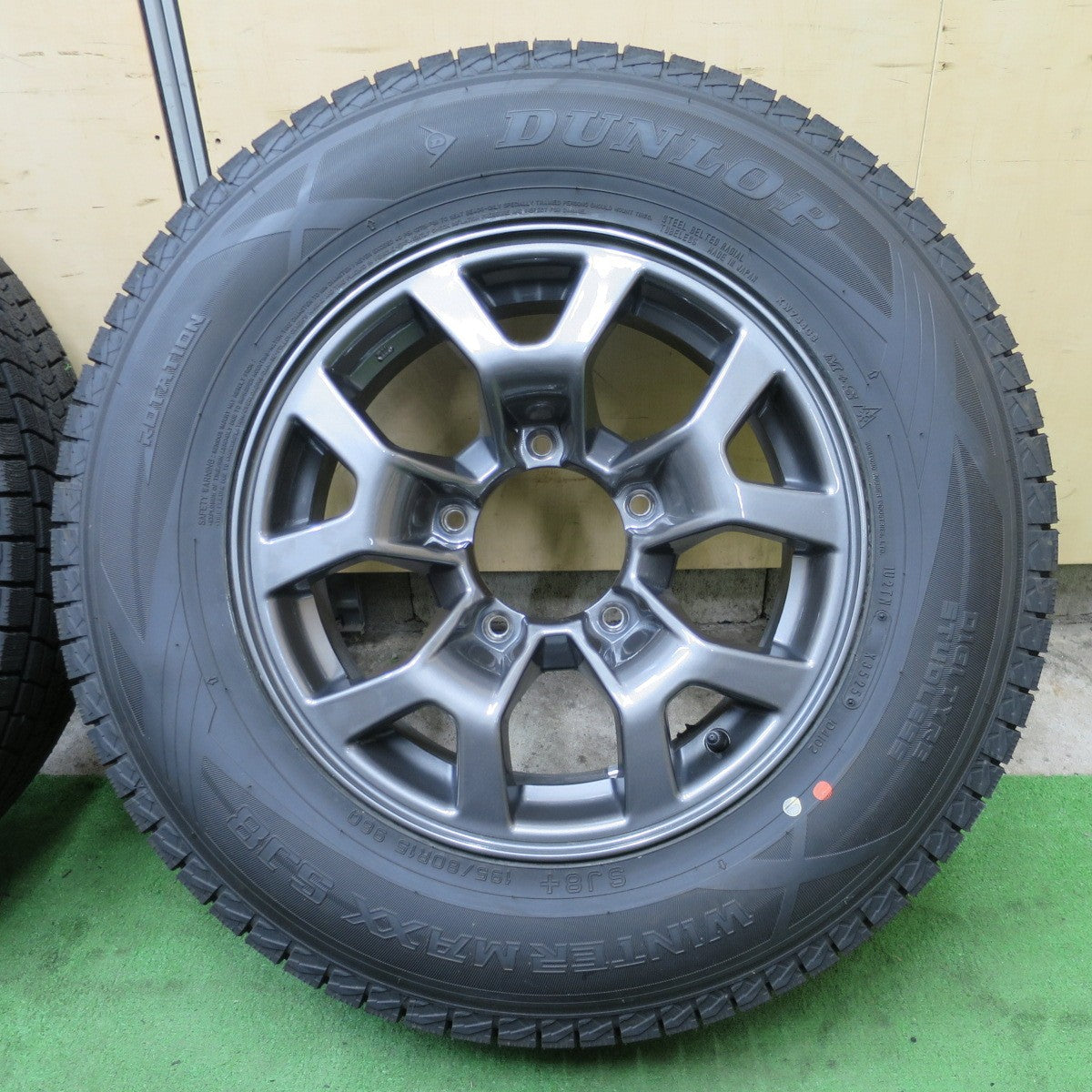 バリ溝！25年！キレイ！9.5分以上★スズキ JB74W ジムニー シエラ 純正 195/80R15 スタッドレス ダンロップ ウインターマックス SJ8 SJ8+ 15インチ PCD139.7/5H★6052002NGス