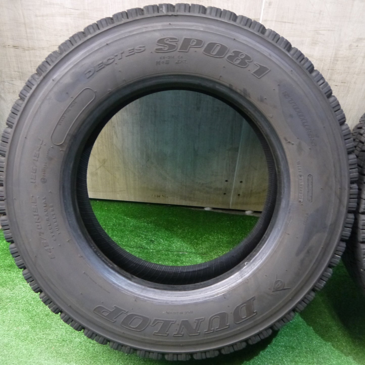 バリ溝！25年！8.5分！2本★トラック タイヤ 245/70R19.5 136/134J スタッドレス ダンロップ デクテス SP081 DECTES 19.5インチ★6052205KKスタ