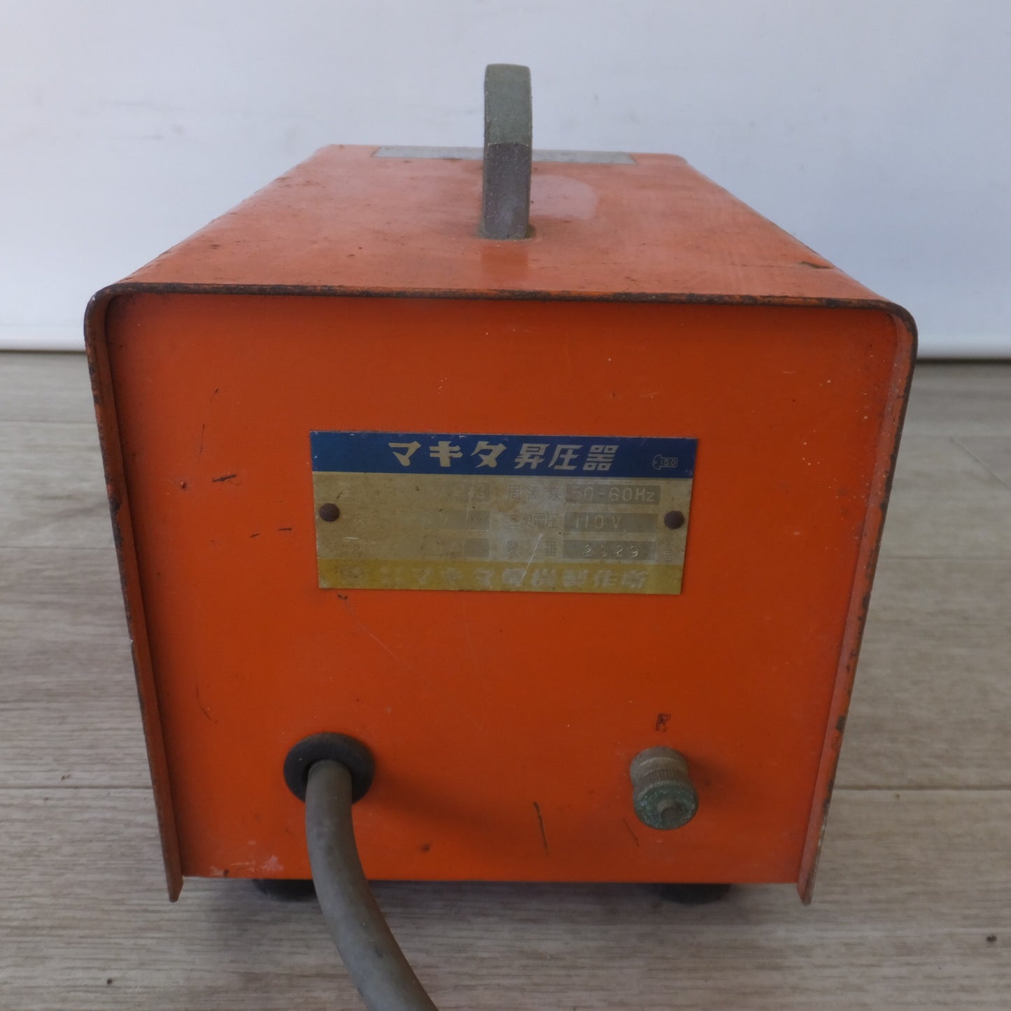 [送料無料] ★マキタ makita 昇圧器　1.5kVA 単相 50-60Hz 85V 110V 13.6A★