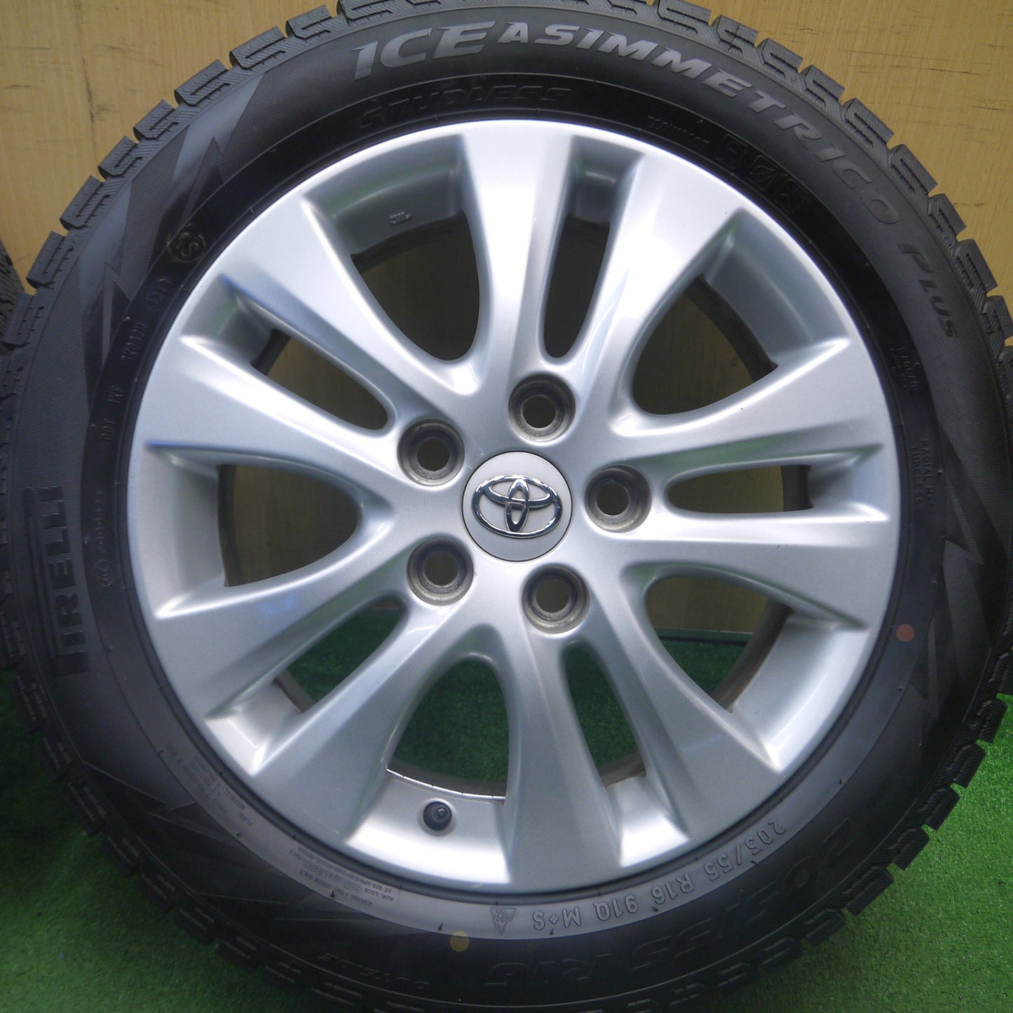 [送料無料] バリ溝！ほぼ10分★トヨタ 70系 ノア ヴォクシー 純正 205/55R16 スタッドレス ピレリ アイスアシンメトリコ プラス 16インチ PCD114.3/5H★5020502Hス