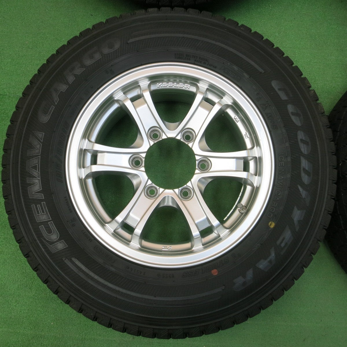 *送料無料* バリ溝！キレイ！9.5分★ハイエース等  KEEELER 195/80R15 スタッドレス グッドイヤー アイスナビ カーゴ キーラー 15インチ PCD139.7/6H★4041004イス