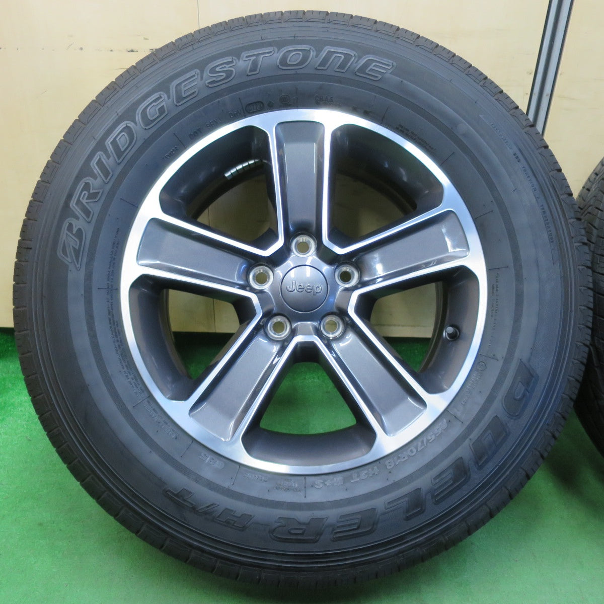[送料無料] バリ溝！23年！キレイ！9.5分★JEEP ジープ JL ラングラー アンリミテッド サハラ 純正 MOPAR 255/70R18 ブリヂストン デューラー H/T 685 PCD127/5H★4103003イノ