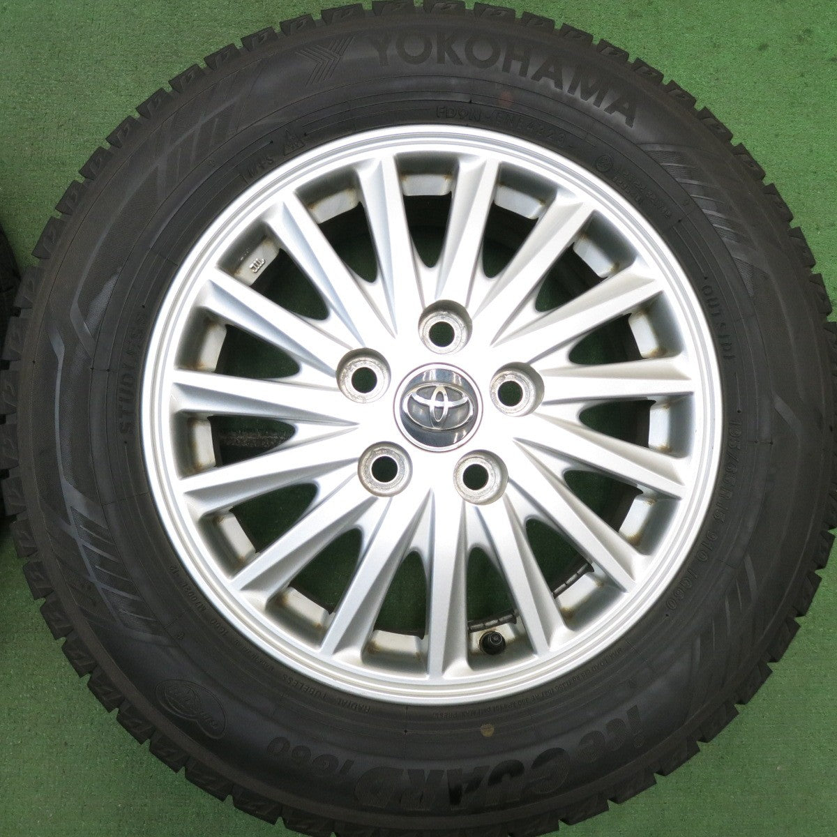 バリ溝！23年！9分★トヨタ 80系 ヴォクシー ノア エスクァイア 純正 195/65R15 スタッドレス ヨコハマ アイスガード iG60 15インチ PCD114.3/5H★5090408HAス