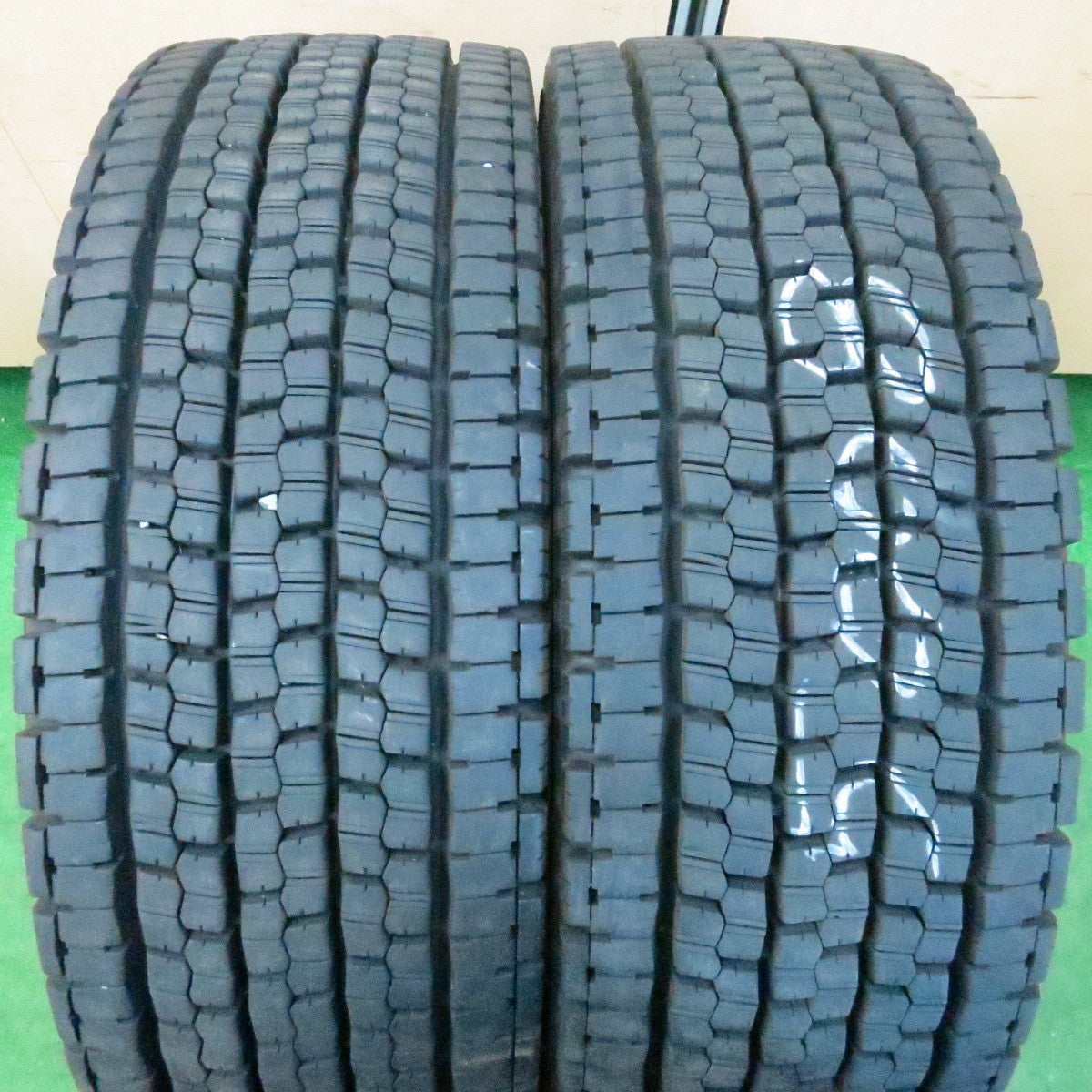 *送料無料* バリ溝！23年！9.5分★トラック タイヤ 245/70R19.5 136/134J スタッドレス ブリヂストン W999 19.5インチ★4050411ナス