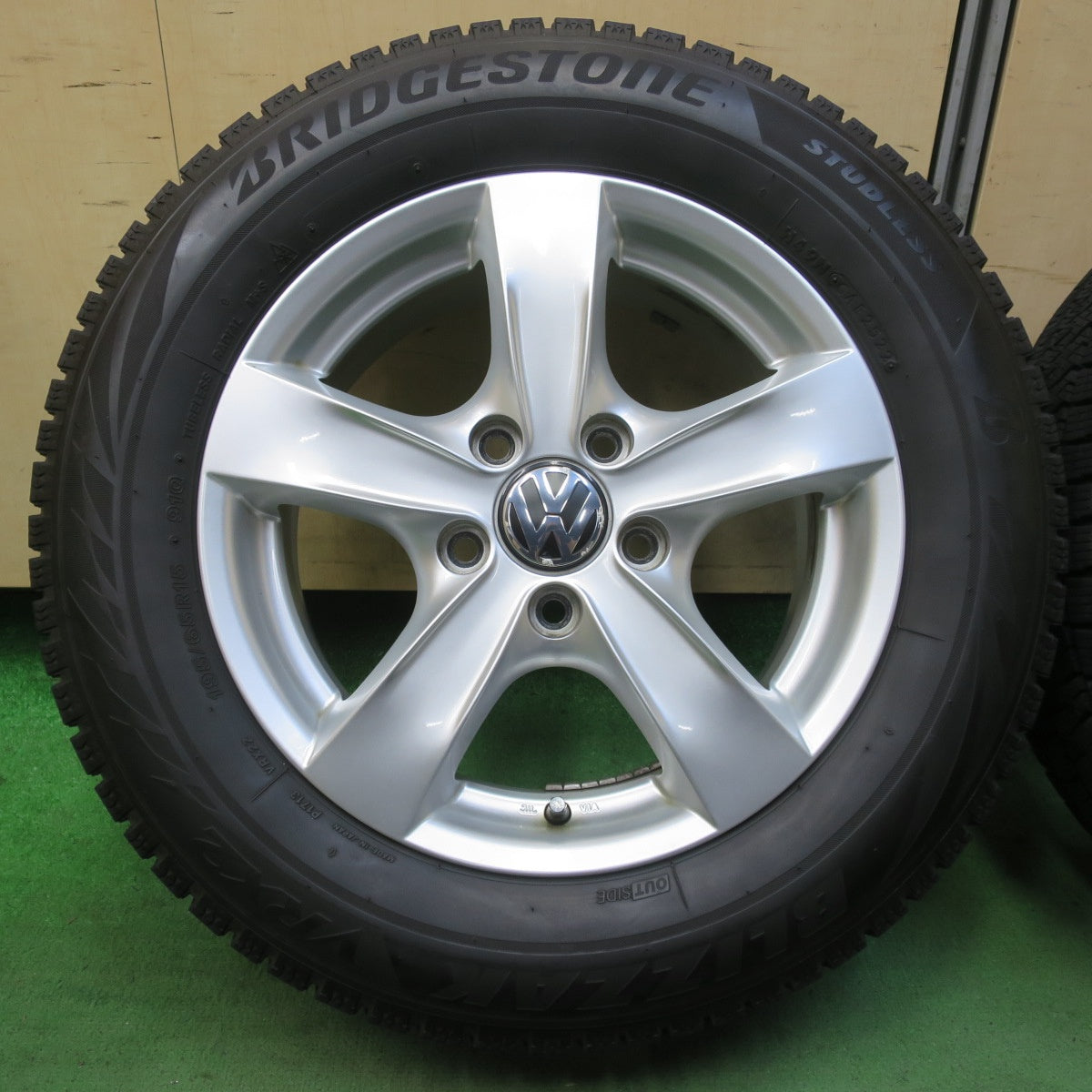 バリ溝！22年！キレイ！8.5分★ワーゲン 等 AGA TARGA 195/65R15 スタッドレス ブリヂストン ブリザック VRX2 15インチ PCD112/5H★5100606イス