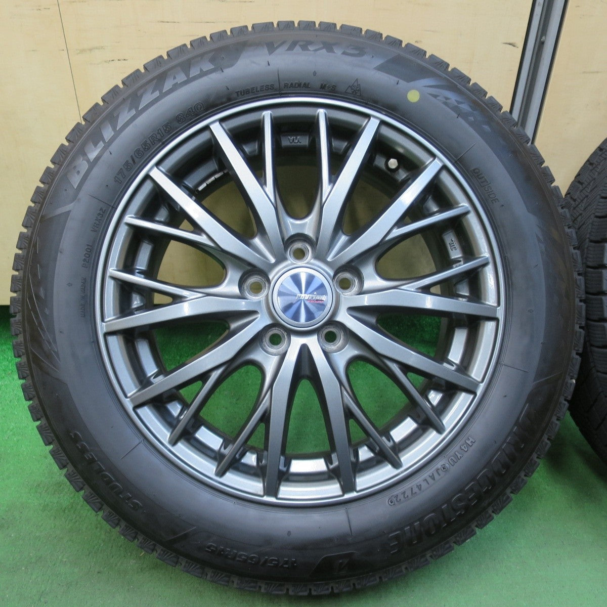 バリ溝！22年！キレイ！9分★シエンタ ラクティス 等 175/65R15 スタッドレス ブリヂストン ブリザック VRX3 ravrion RM01 ラブリオン 15インチ PCD100/5H★5012601IMス