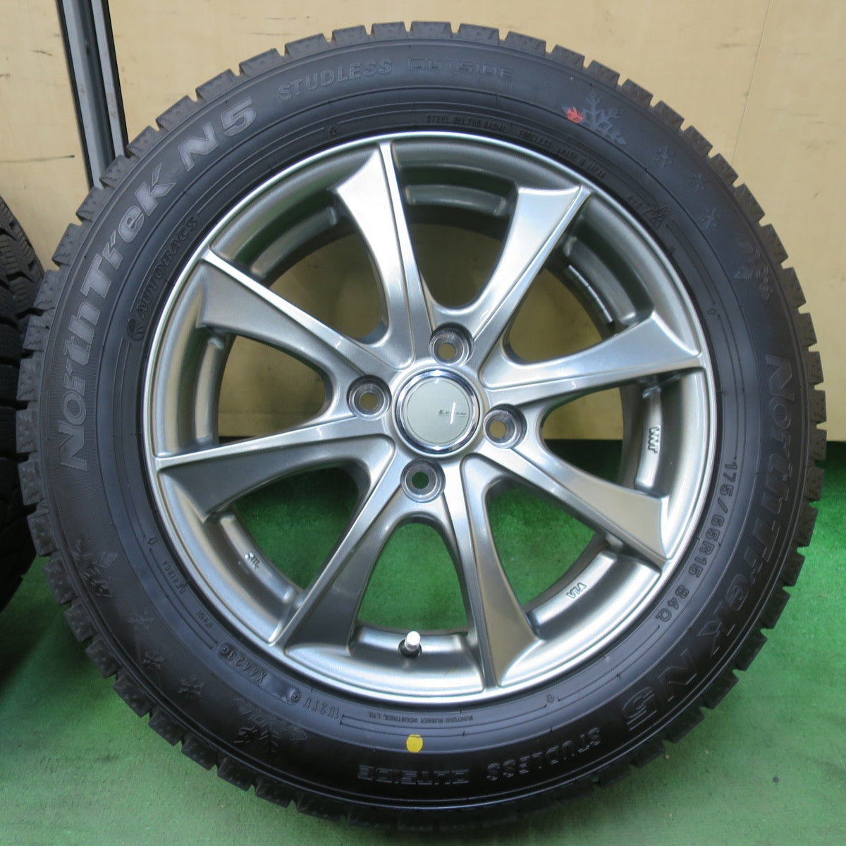 超バリ溝！23年！キレイ！ほぼ10分★スタッドレス 175/65R15 オートバックス ノーストレック N5 LEBEN レーベン 15インチ PCD100/4H★5102405イス