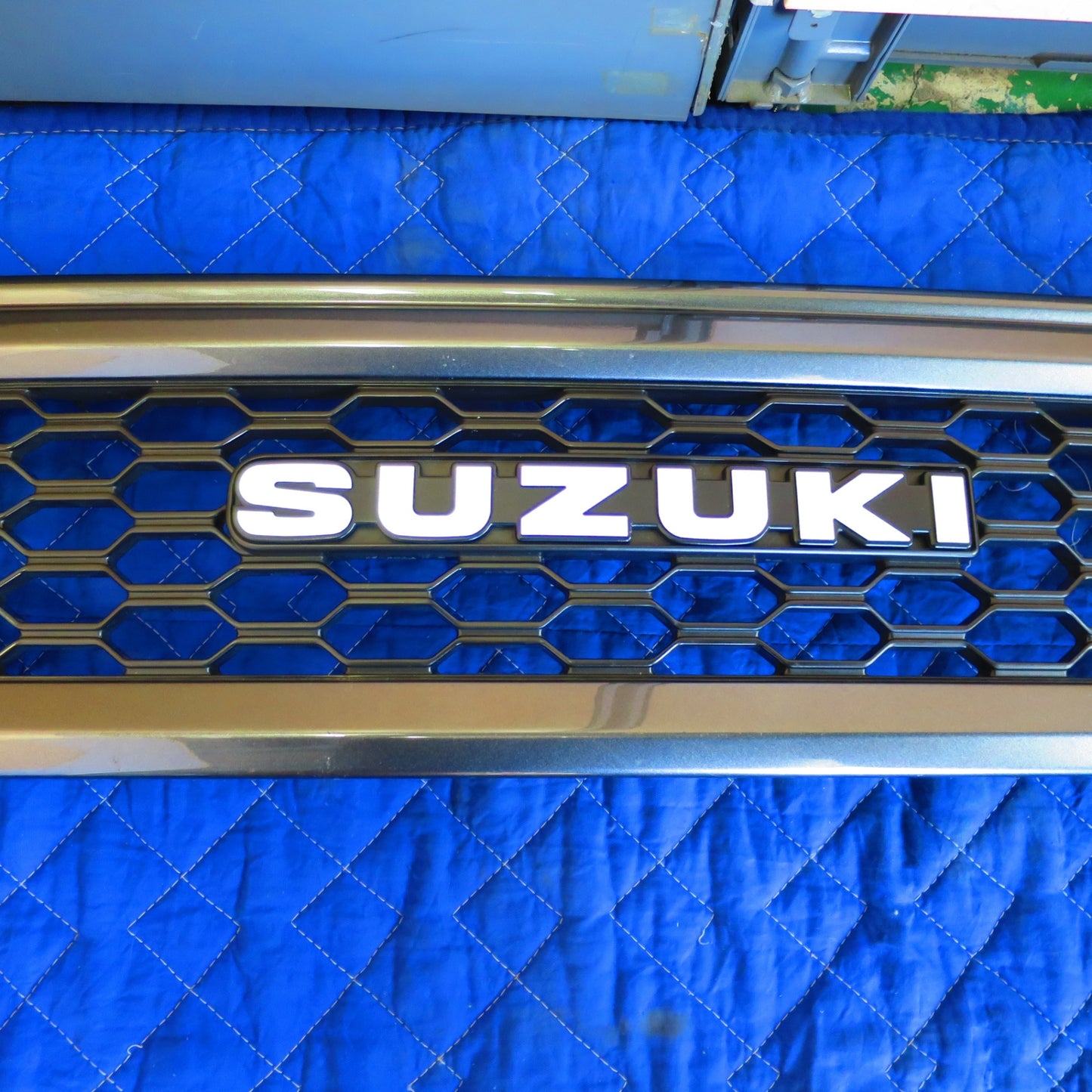 [送料無料] ☆ジムニー シエラ 純正 OP フロントグリル 72111-78R5 スズキ SUZUKI カーパーツ アクセサリー☆