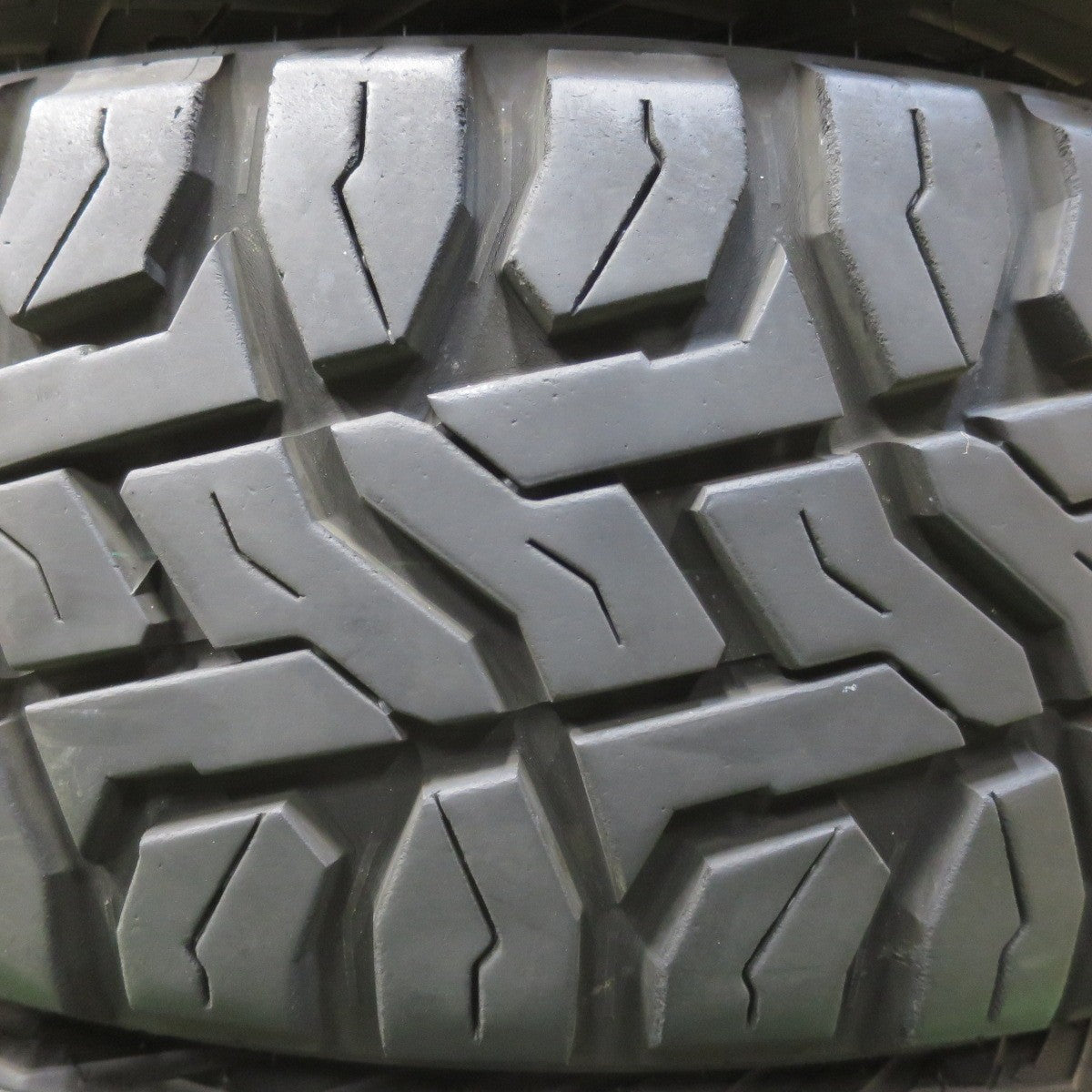 バリ溝！23年！9分★215/65R16 109/107Q 8PR トーヨー オープンカントリー R/T ホワイトレター 16インチ タイヤ ハイエース レジアスエース キャラバン ヤリスクロス 等★6042305イノタ