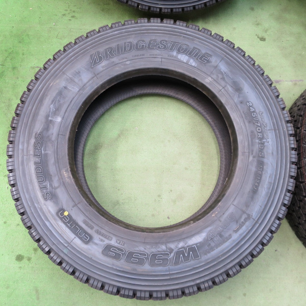 未使用！23年★トラック タイヤ 245/70R19.5 136/134J スタッドレス ブリヂストン W999 19.5インチ★6030705ナスタ