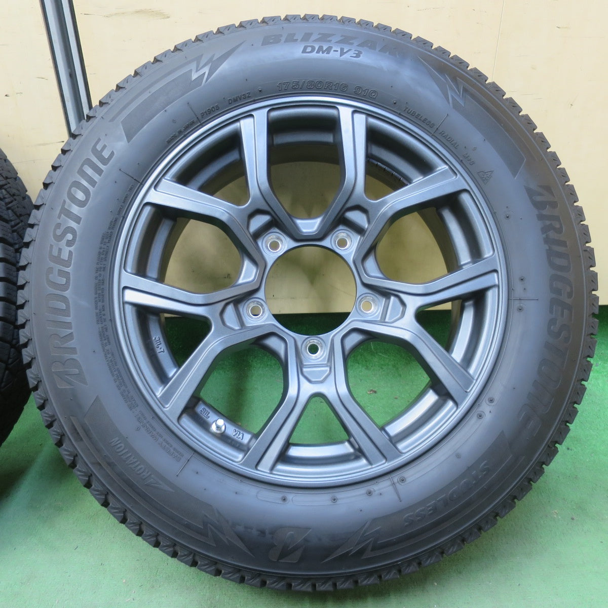 バリ溝！24年！キレイ！9分★スタッドレス 175/80R16 ブリヂストン ブリザック DM-V3 KAZERA H301 カゼラ 16インチ PCD139.7/5H★6060906イス