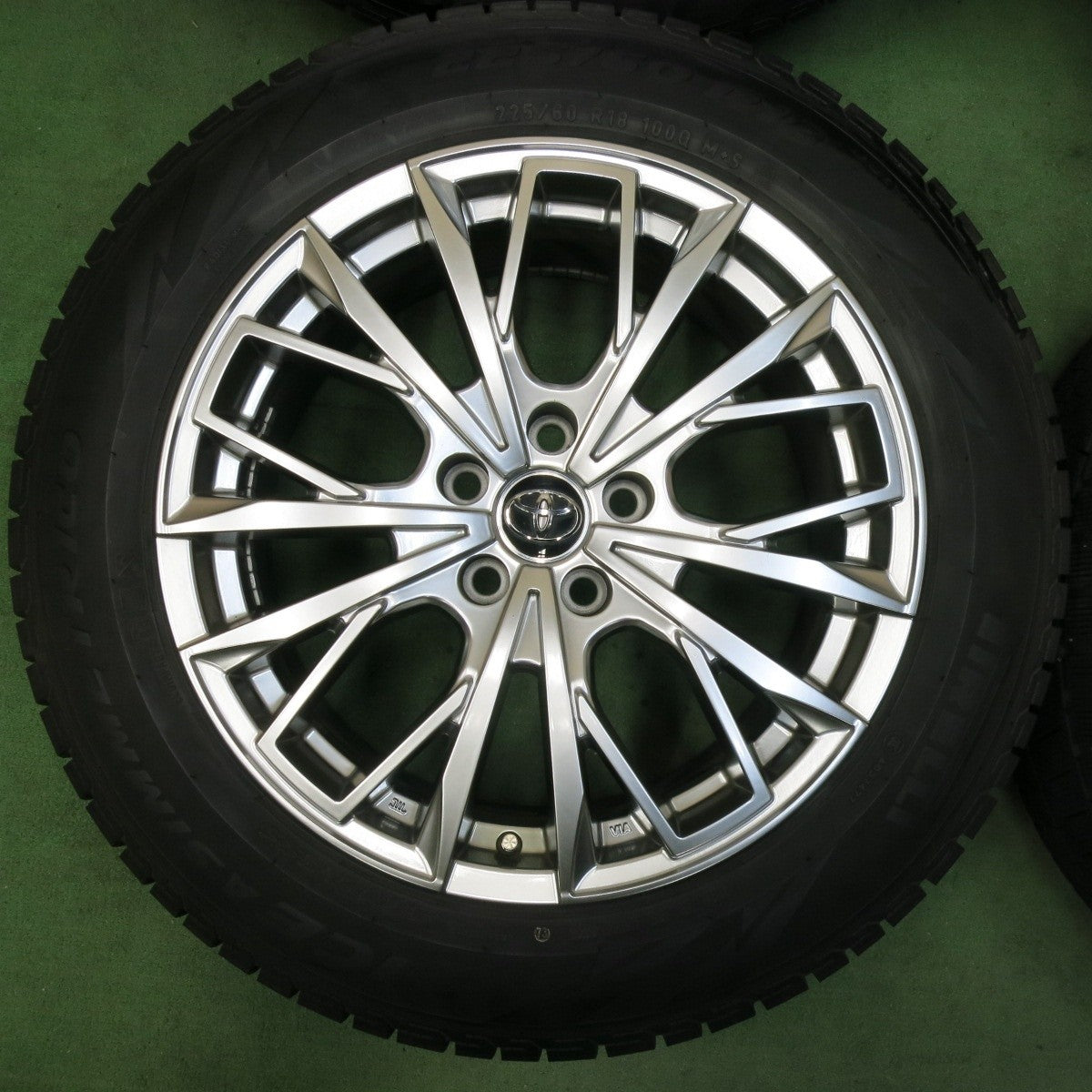 バリ溝！21年！キレイ！9.5分！付属品付★Lehrmeister L-F FIRST 225/60R18 スタッドレス ピレリ アイスアシンメトリコ レアマイスター L-Fファースト PCD114.3/5H★5022607SYス