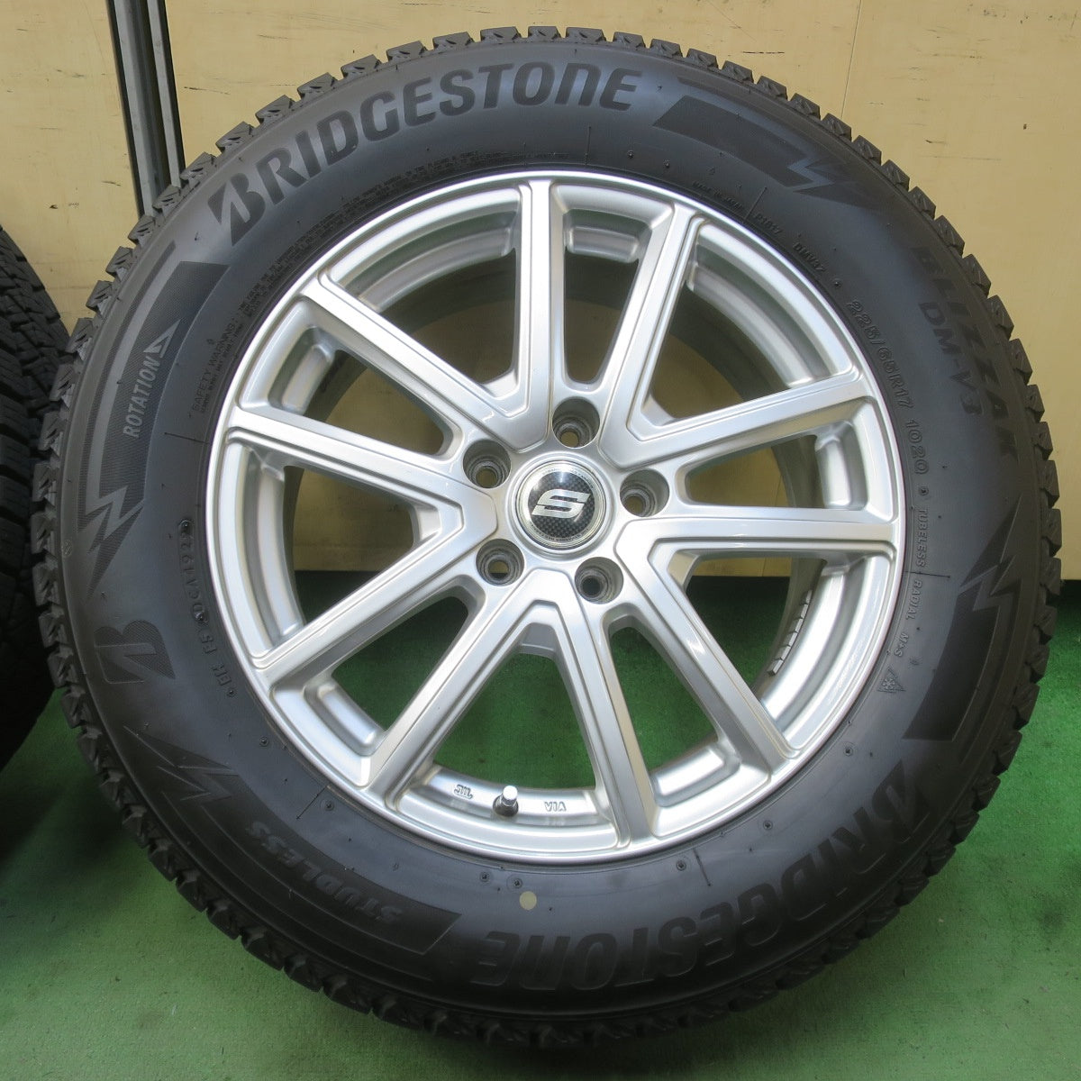 バリ溝！22年！キレイ！9.5分★スタッドレス 225/65R17 ブリヂストン ブリザック DM-V3 STRANGER ストレンジャー 17インチ PCD114.3/5H★6041502イス