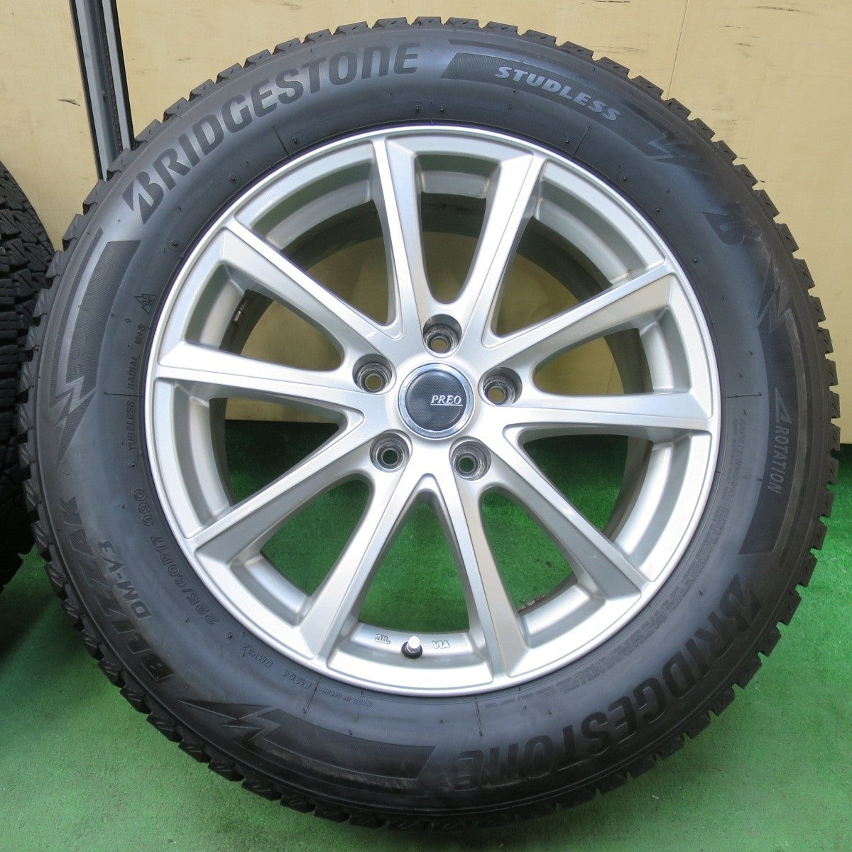 バリ溝！キレイ！9.5分★スタッドレス 225/60R17 ブリヂストン ブリザック DM-V3 PREO プレオ 17インチ PCD114.3/5H★5022713イス