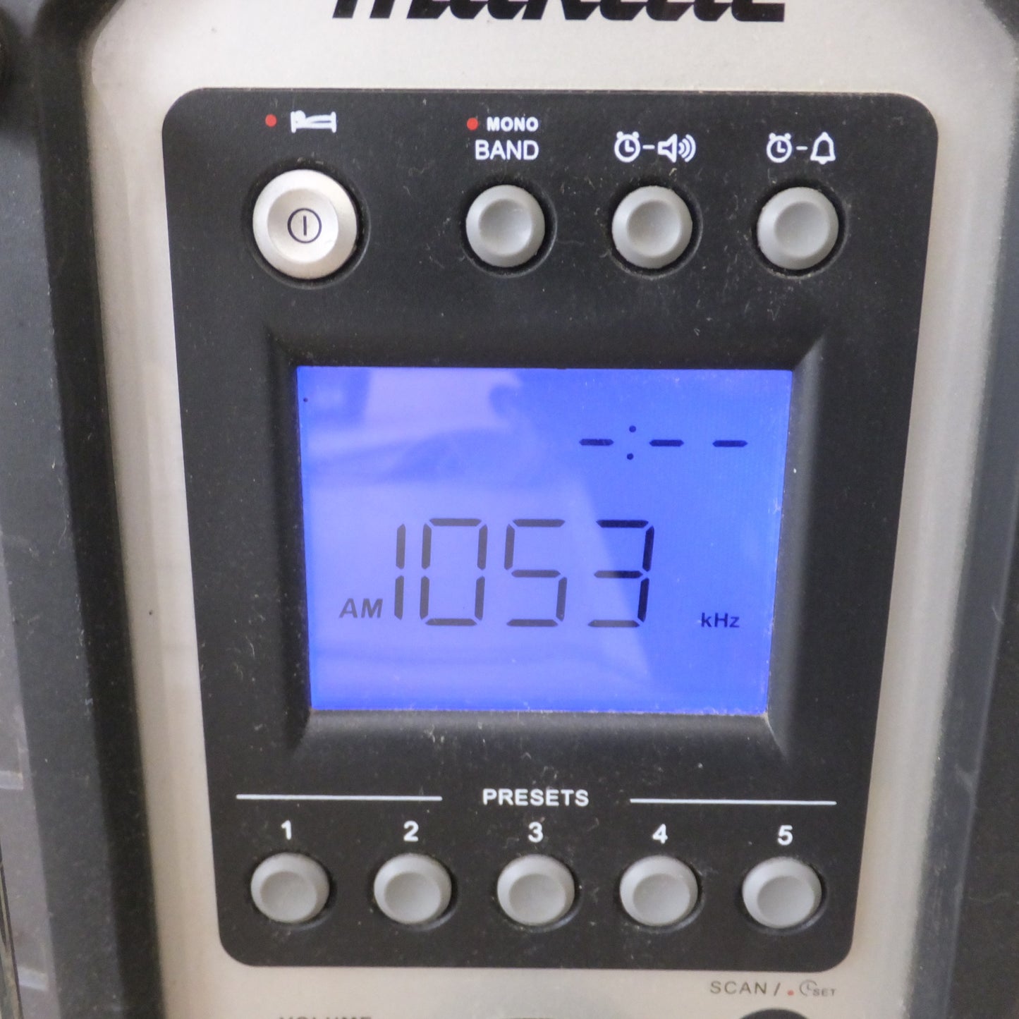[送料無料] ★マキタ makita 充電式ラジオ MR102　アダプタ 付　DC7.2-18V　FM 76-90MHz　AM 522-1629kHz★
