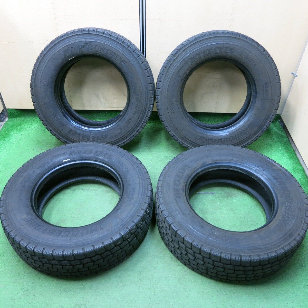 [送料無料] バリ溝！24年！9分★トラック タイヤ 265/70R19.5 140/138J ブリヂストン M888 ミックス オールシーズン 19.5インチ★4112107SYスタ