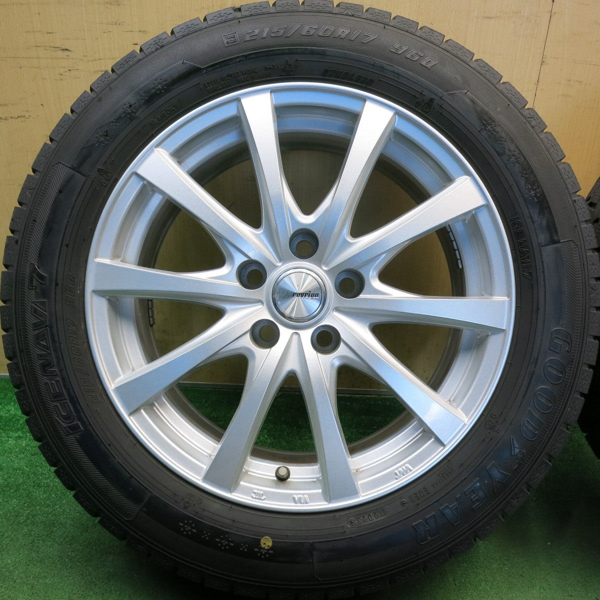 バリ溝！23年！9.5分◎スタッドレス 215/60R17 グッドイヤー アイスナビ7 ravrion RS01 ラブリオン 17インチ PCD114.3/5H◎6090607HAス