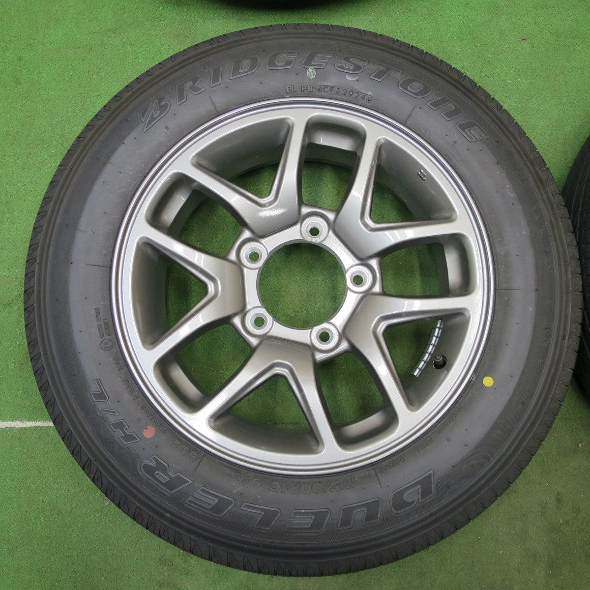 新車外し！24年★スズキ JB64W ジムニー 純正 175/80R16 ブリヂストン デューラー H/L 852 DUELER 16インチ PCD139.7/5H★6040301NGノ