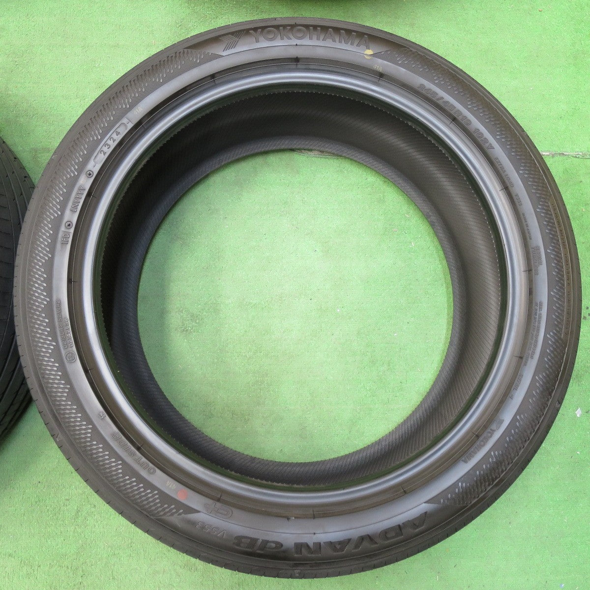 [送料無料] バリ溝！24年！9.5分以上★245/45R19 ヨコハマ アドバン dB V553 タイヤ 19インチ アルファード ヴェルファイア 等★4112305イノタ