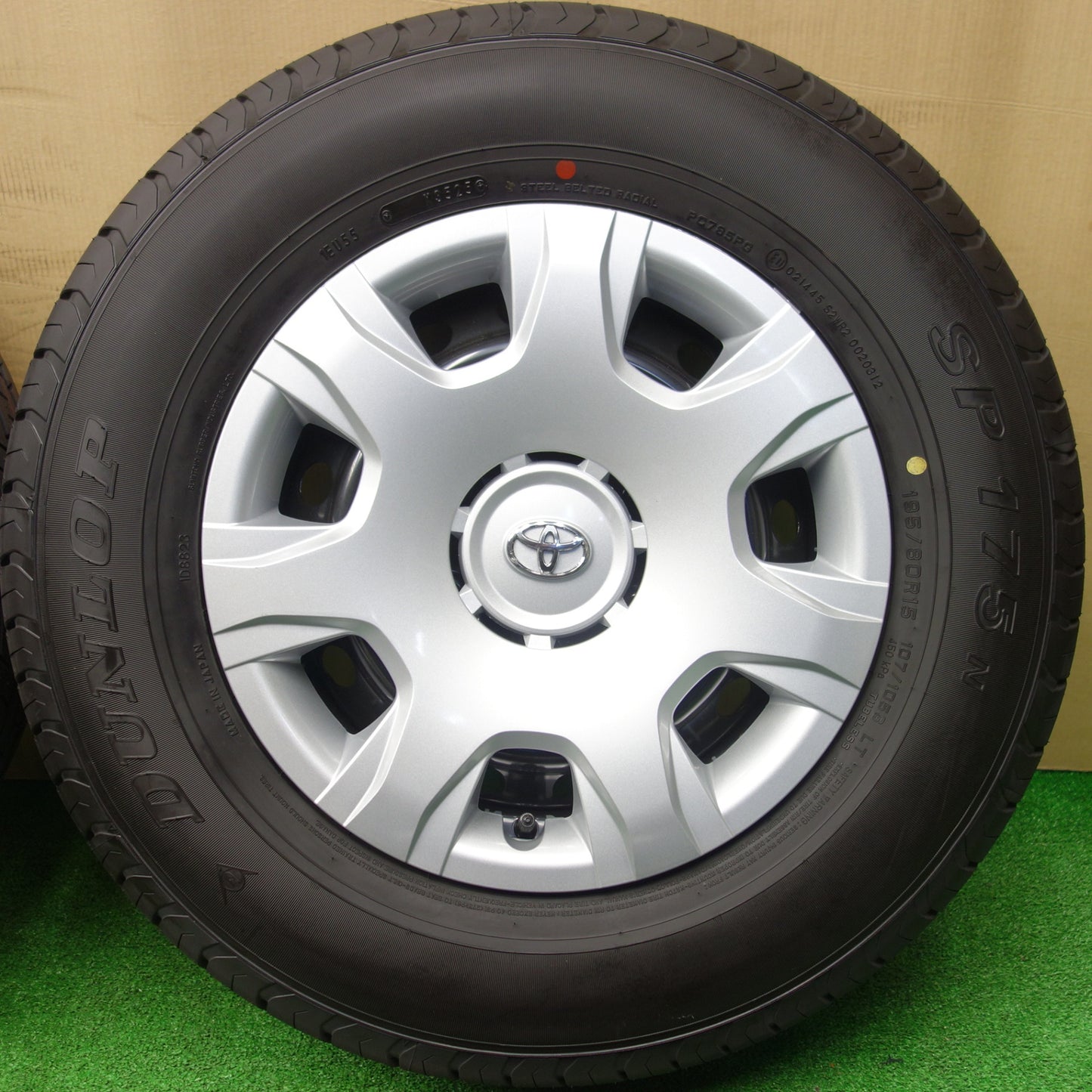 新車外し！25年★トヨタ 200系 ハイエース 純正 スチール 195/80R15 107/105S ダンロップ SP175N 15インチ PCD139.7/6H★5120701KTノ