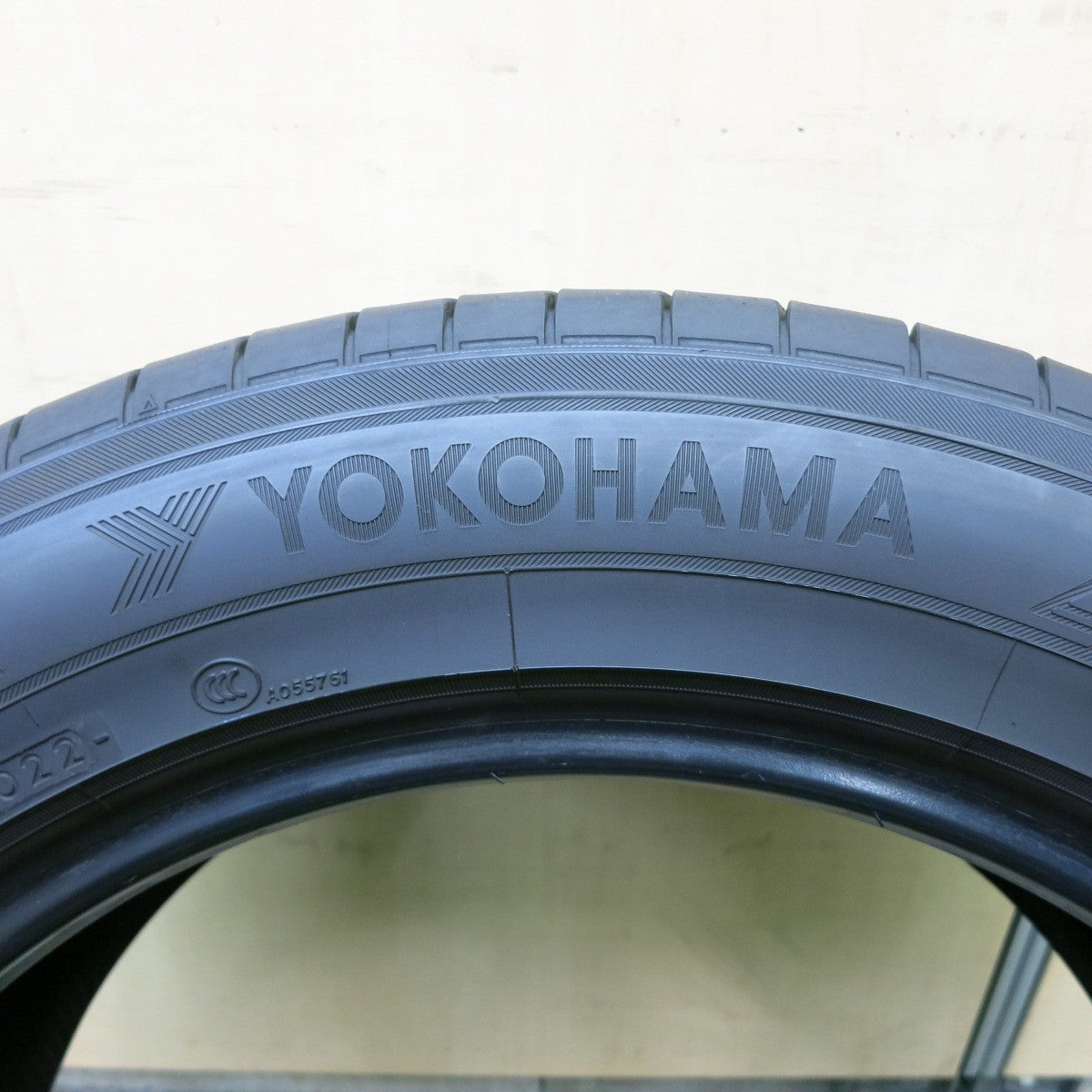 バリ溝！22年！9.5分！1本★235/55R18 ヨコハマ BluEarth-XT AE61 タイヤ 18インチ ハリアー レクサス NX 等★5043003ナノタ