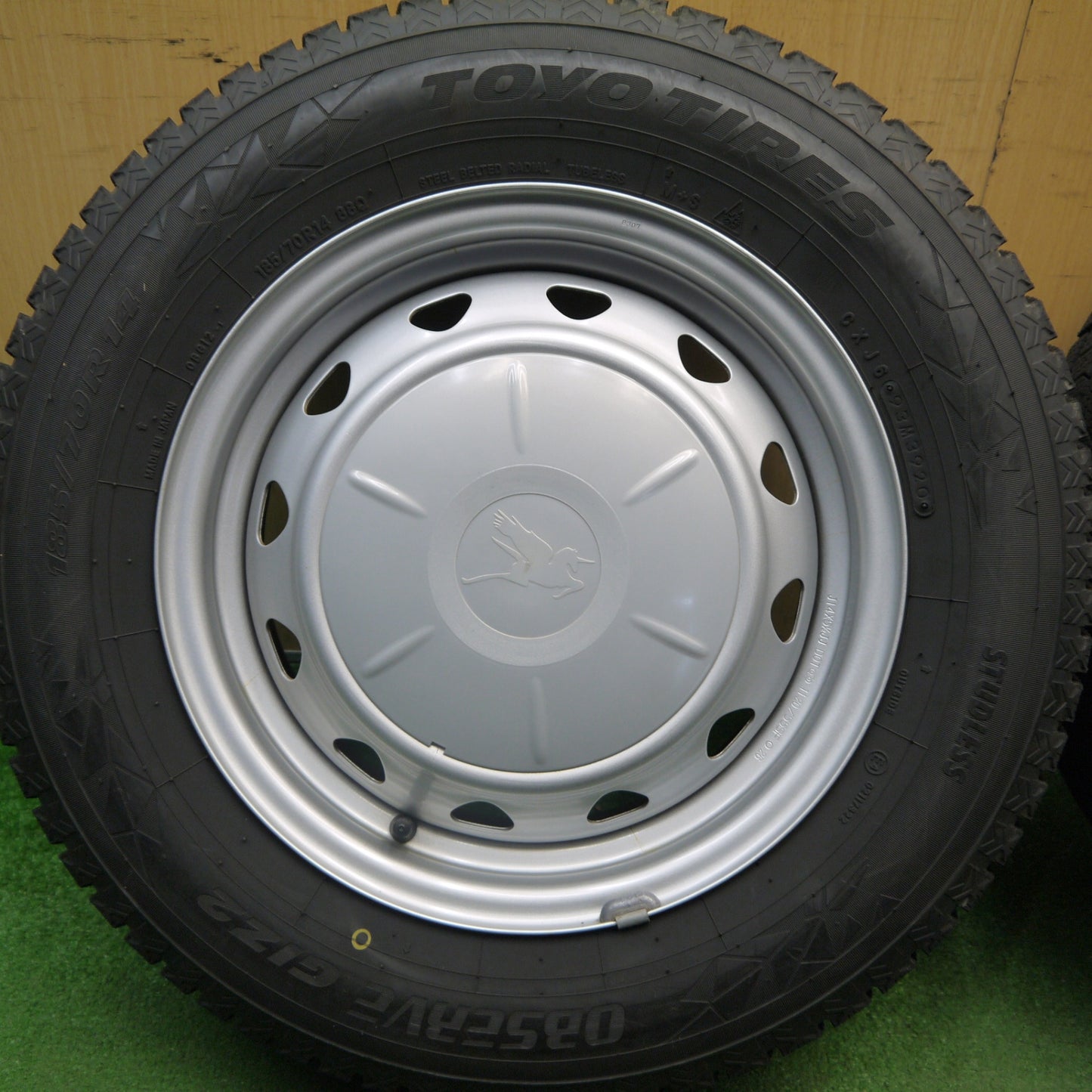 超バリ溝！キレイ！ほぼ10分★スタッドレス 185/70R14 トーヨー オブザーブ GIZ2 スチール ホイール 14インチ PCD100 114.3/4H マルチ★6040707Hス