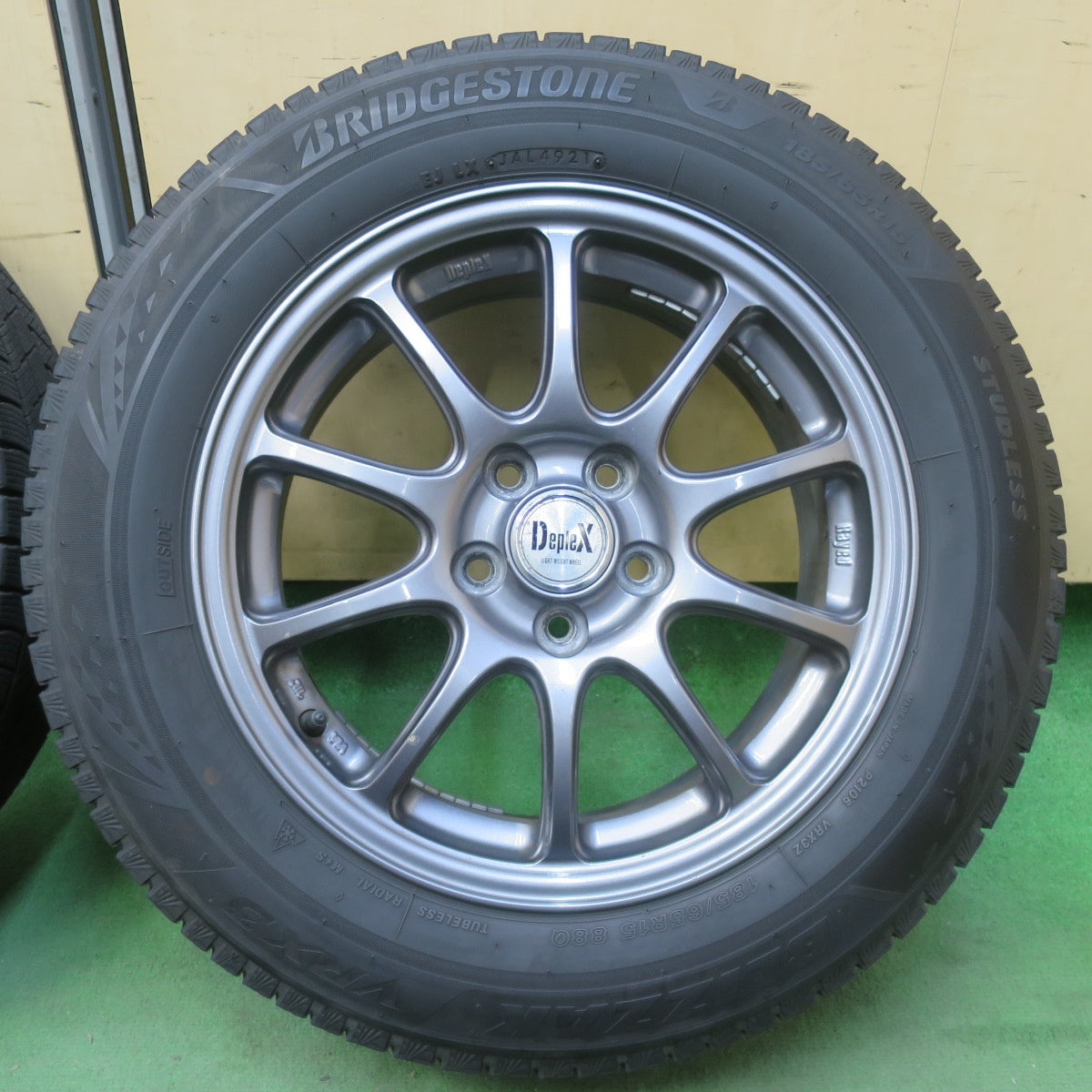 バリ溝！キレイ！9分★プリウス 等 185/65R15 スタッドレス ブリヂストン ブリザック VRX3 DepleX デプレックス 15インチ PCD100/5H★6022306イス