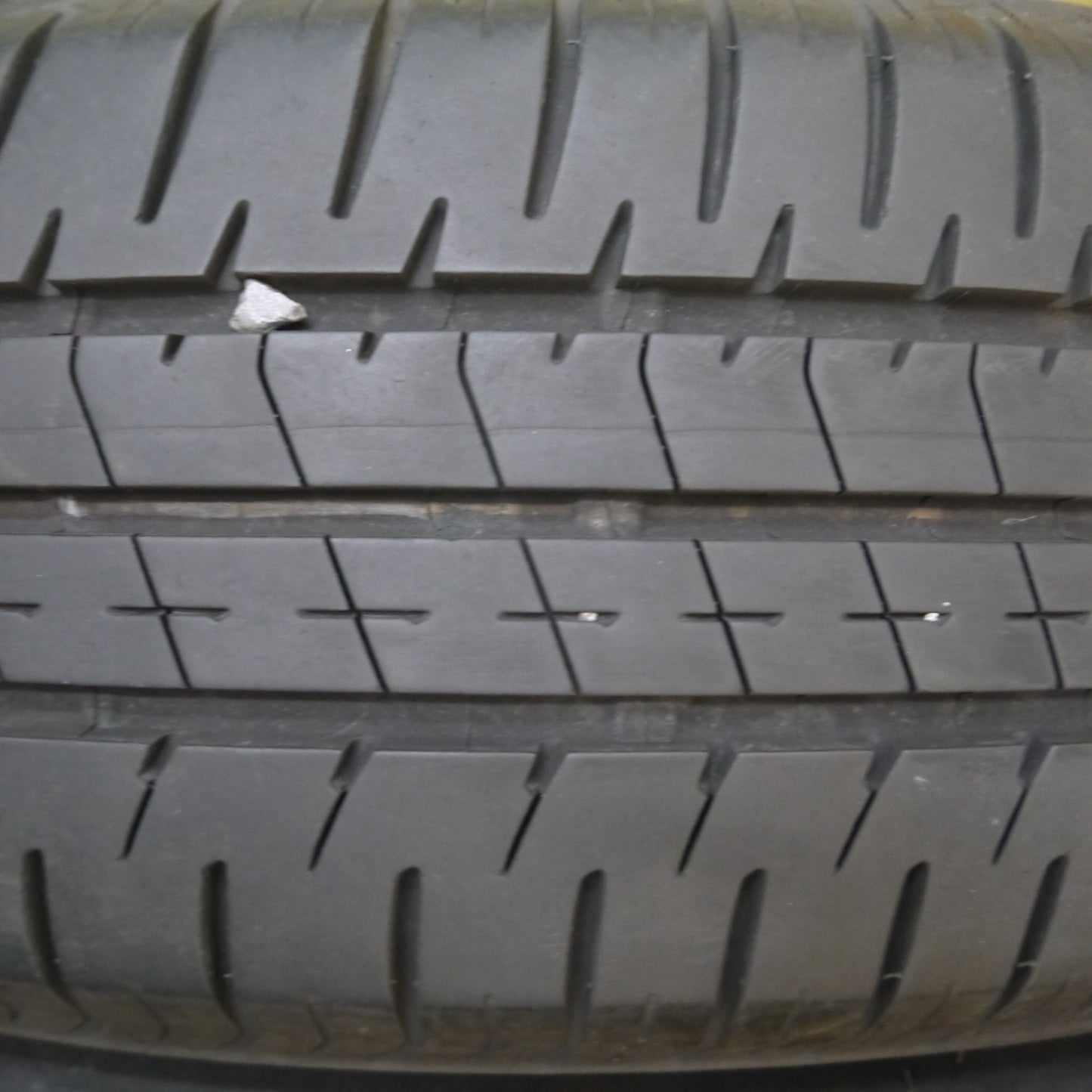 *送料無料* バリ溝！22年！9.5分★185/65R15 ブリヂストン エコピア NH200C タイヤ 15インチ ノート フリード 等★4051710Hノタ