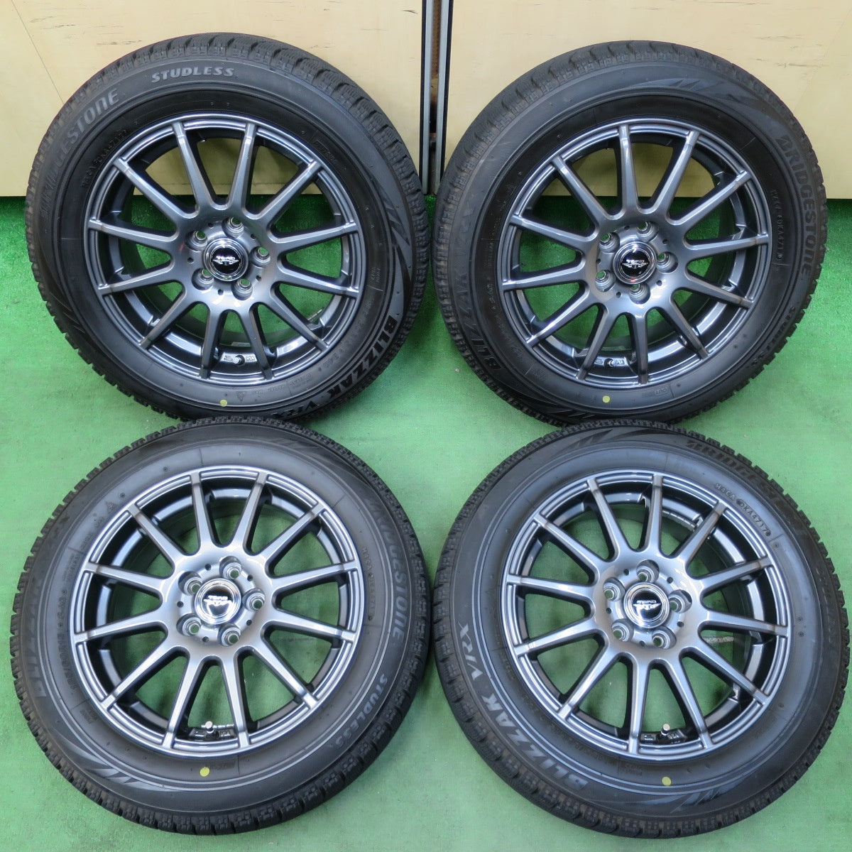[送料無料] バリ溝！キレイ！8.5分★シエンタ 等 185/60R15 スタッドレス ブリヂストン ブリザック VRX TEAD テッド 15インチ PCD100/5H★5010309イス