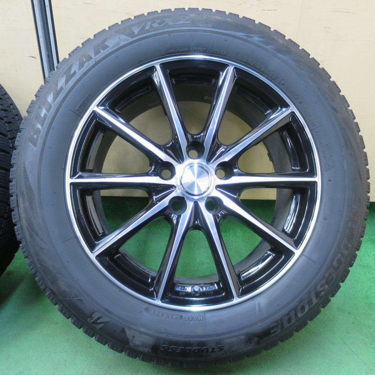 バリ溝！キレイ！9.5分★スタッドレス 225/60R17 ブリヂストン ブリザック VRX2 ECO FORME エコフォルム 17インチ PCD114.3/5H★5032406イス